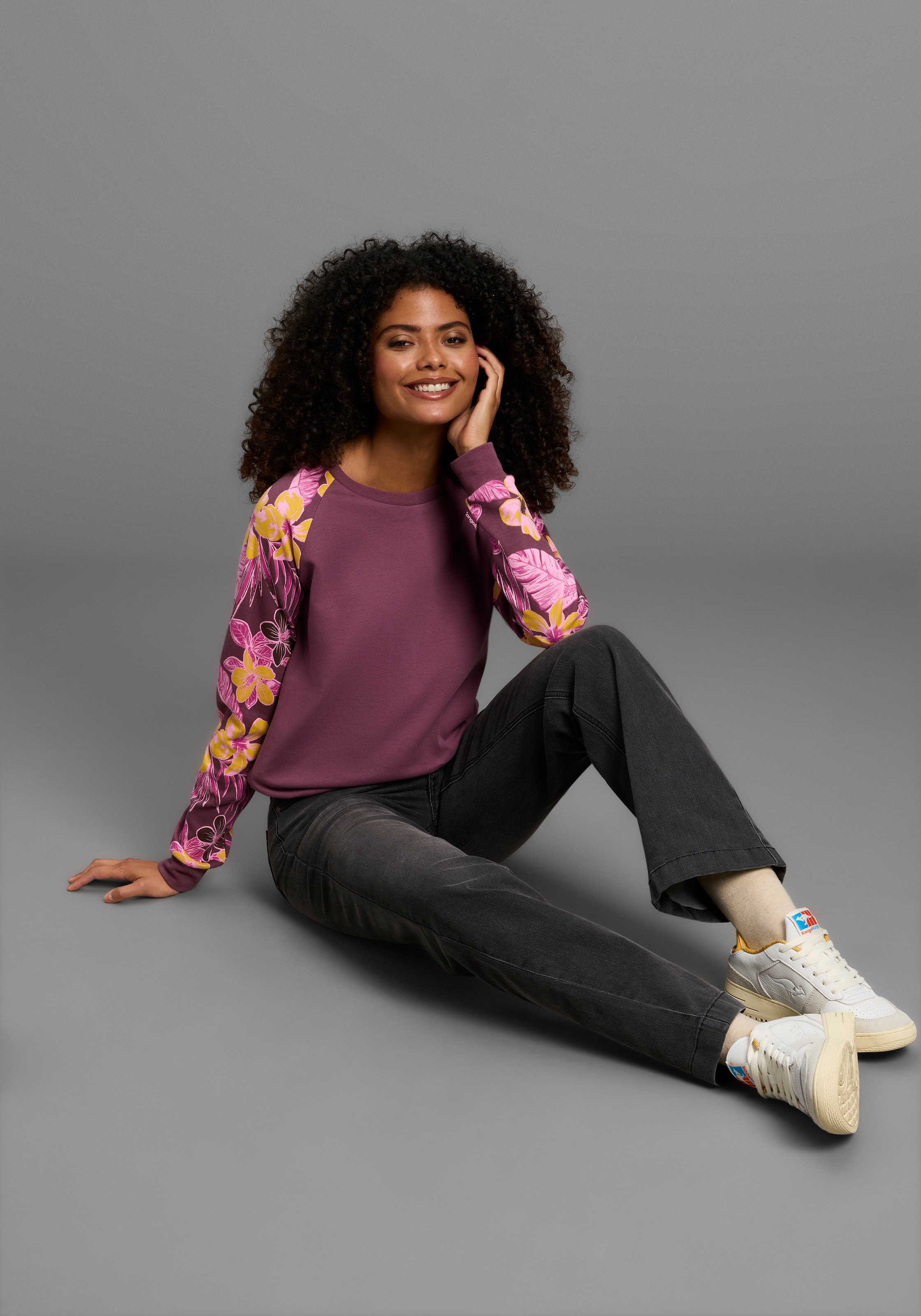 KangaROOS Sweatshirt, Ärmel mit Blumendruck