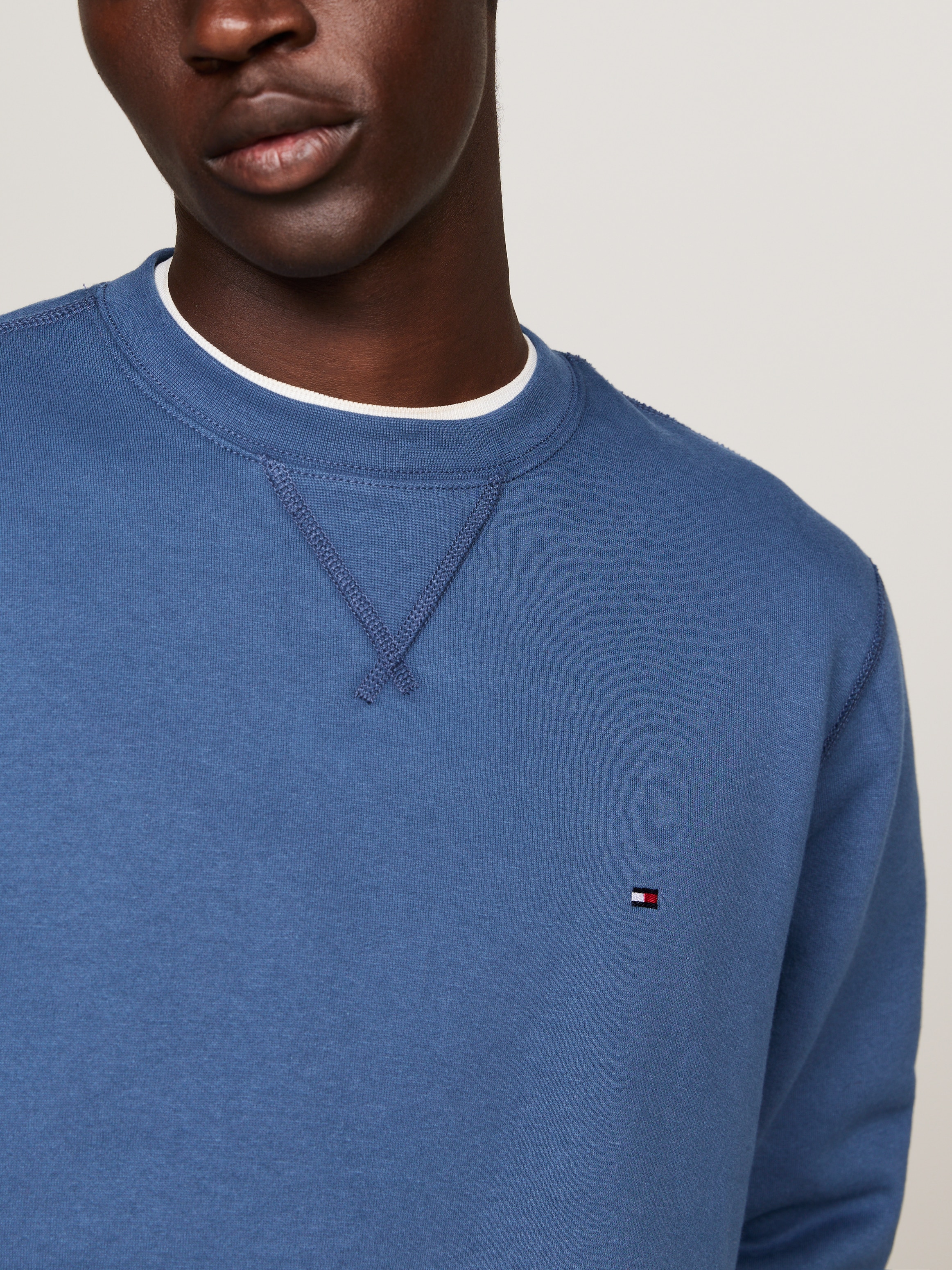 Tommy Hilfiger Sweatshirt »ESSENTIAL FLEECE CREWNECK«, mit Tommy Hilfiger Logostickerei