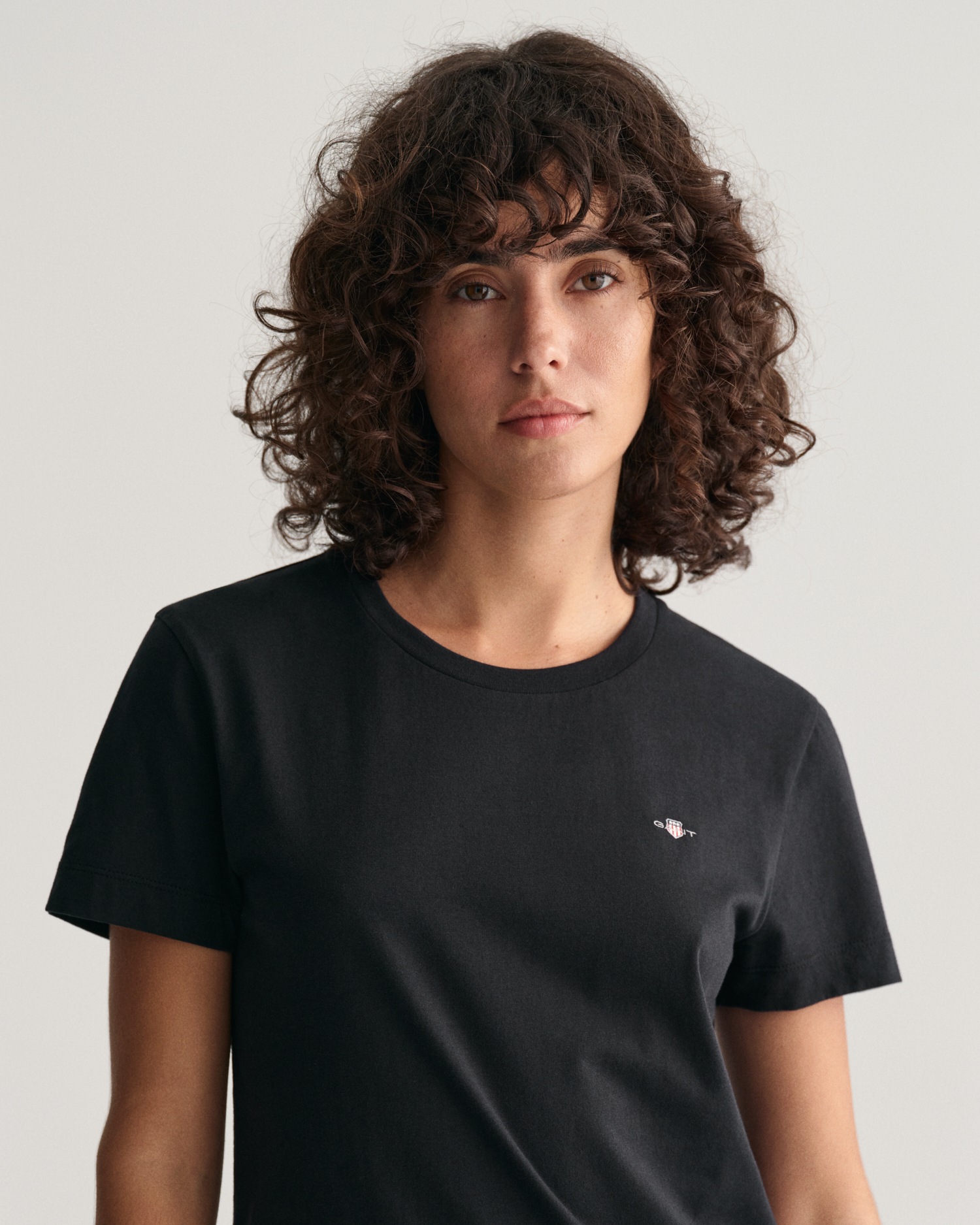 Gant T-Shirt »REG SHIELD KA T-SHIRT«, mit einer kleinen aufgestickten Wappen-Grafik auf der Brust