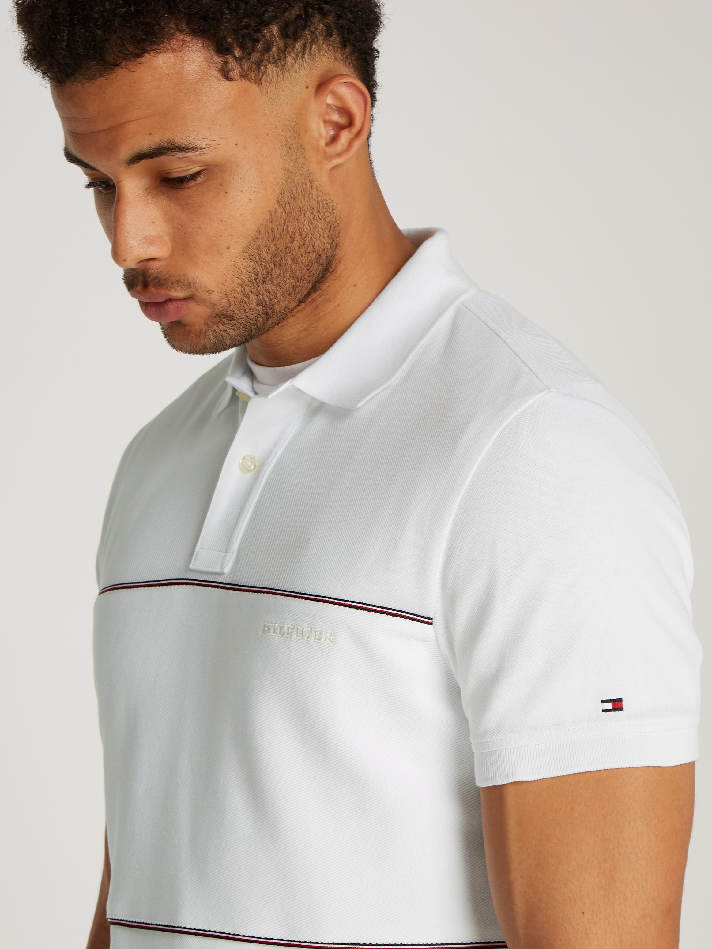 Tommy Hilfiger Poloshirt »GLOBAL STRIPE BLOCKING REG POLO«, mit Logo-Stickerei und Logo-Streifen