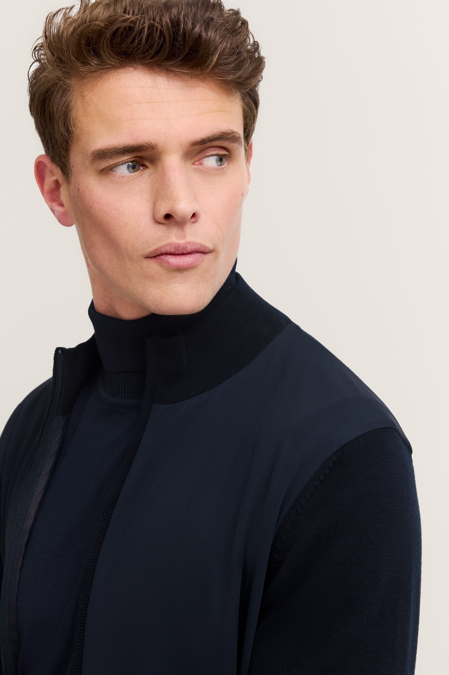 bugatti Strickjacke »Regular Fit«, mit Stehkragen und Reißverschlusstaschen