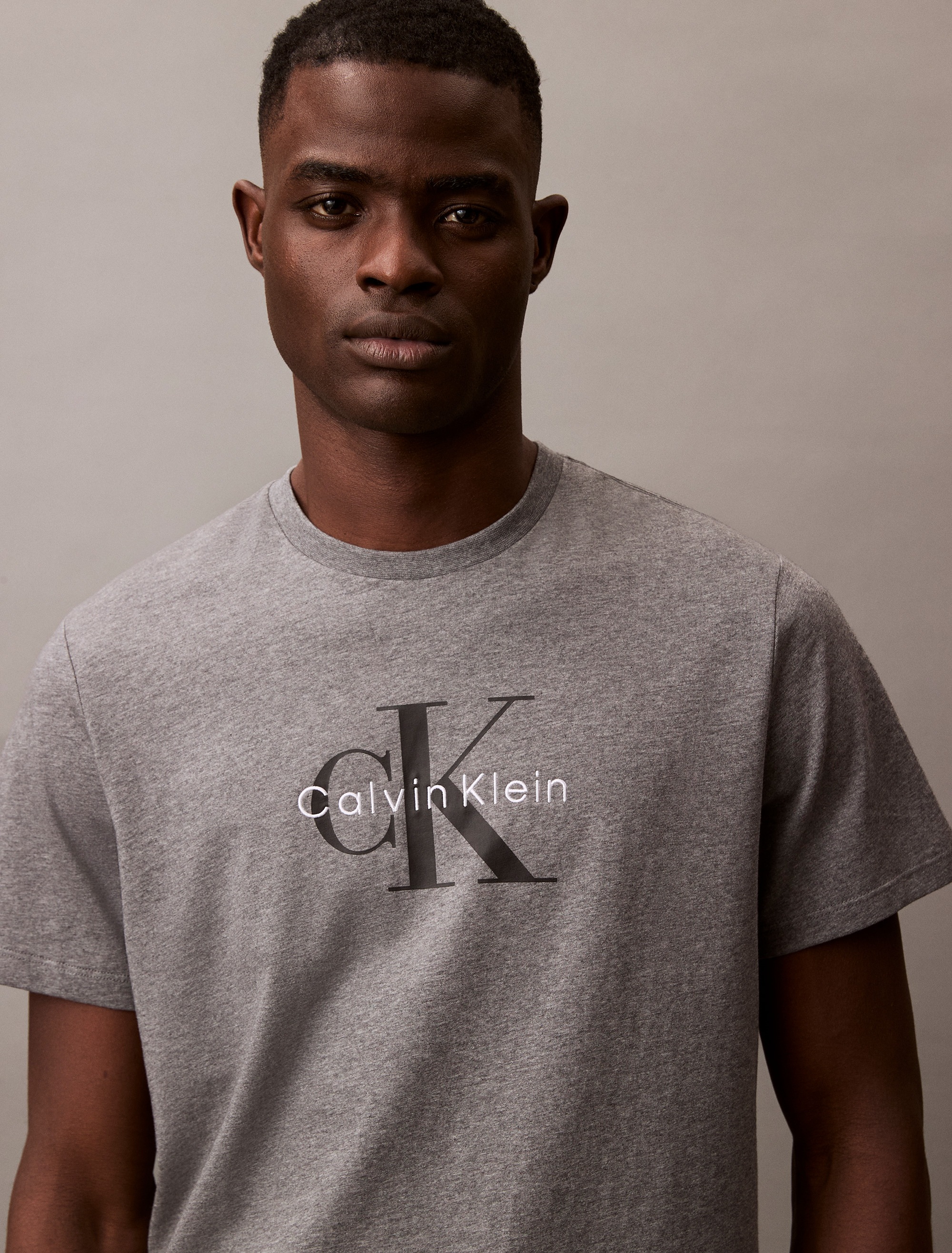 Calvin Klein Jeans T-Shirt »SS Hero Monologo Tee 20s«, Mit Rundhalsausschnitt, regular fit
