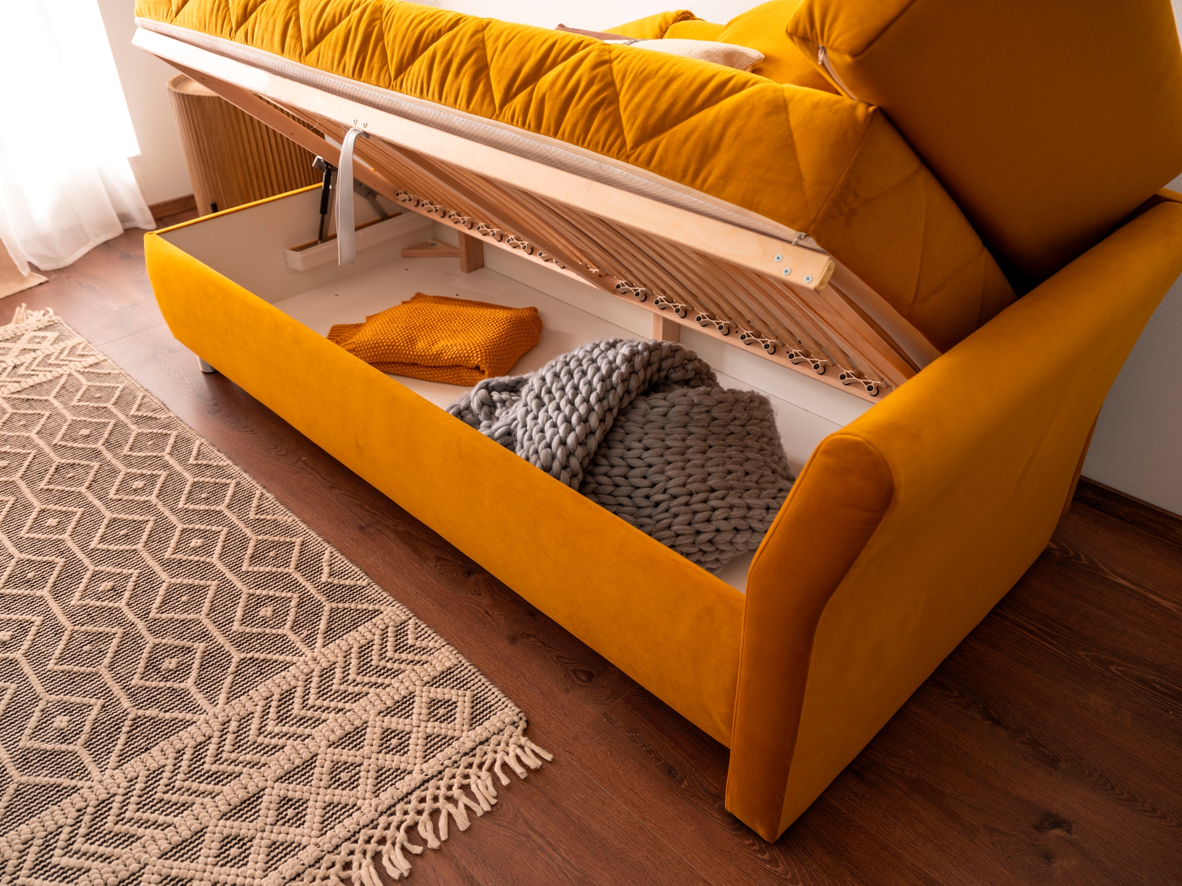 alina Schlafsofa, Bettkasten, Zierkissen-Set aus: 2 Stk. 40x40cm, 1 Stk. 30x30cm