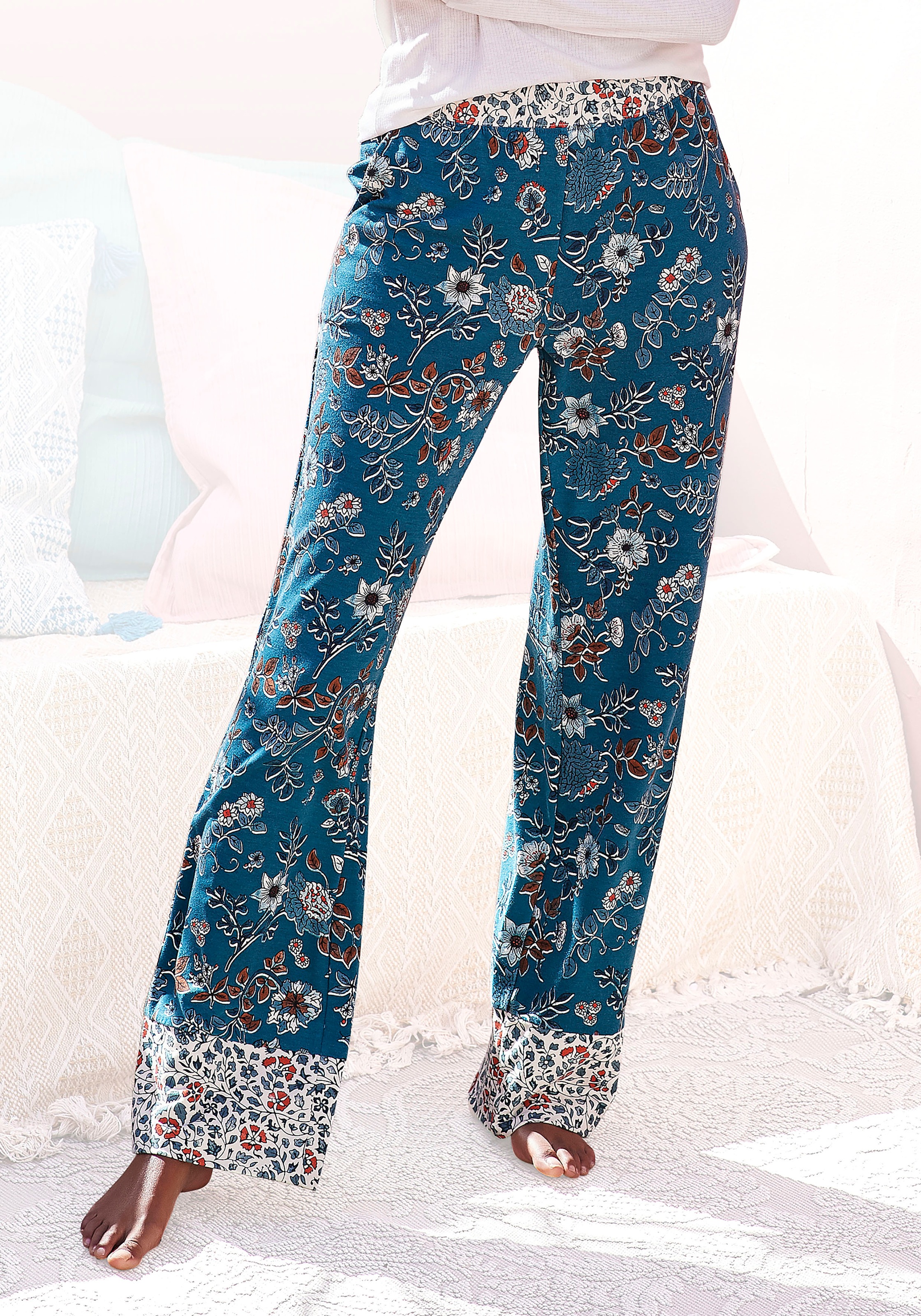 LASCANA Pyjamahose im Blumen Allover-Druck