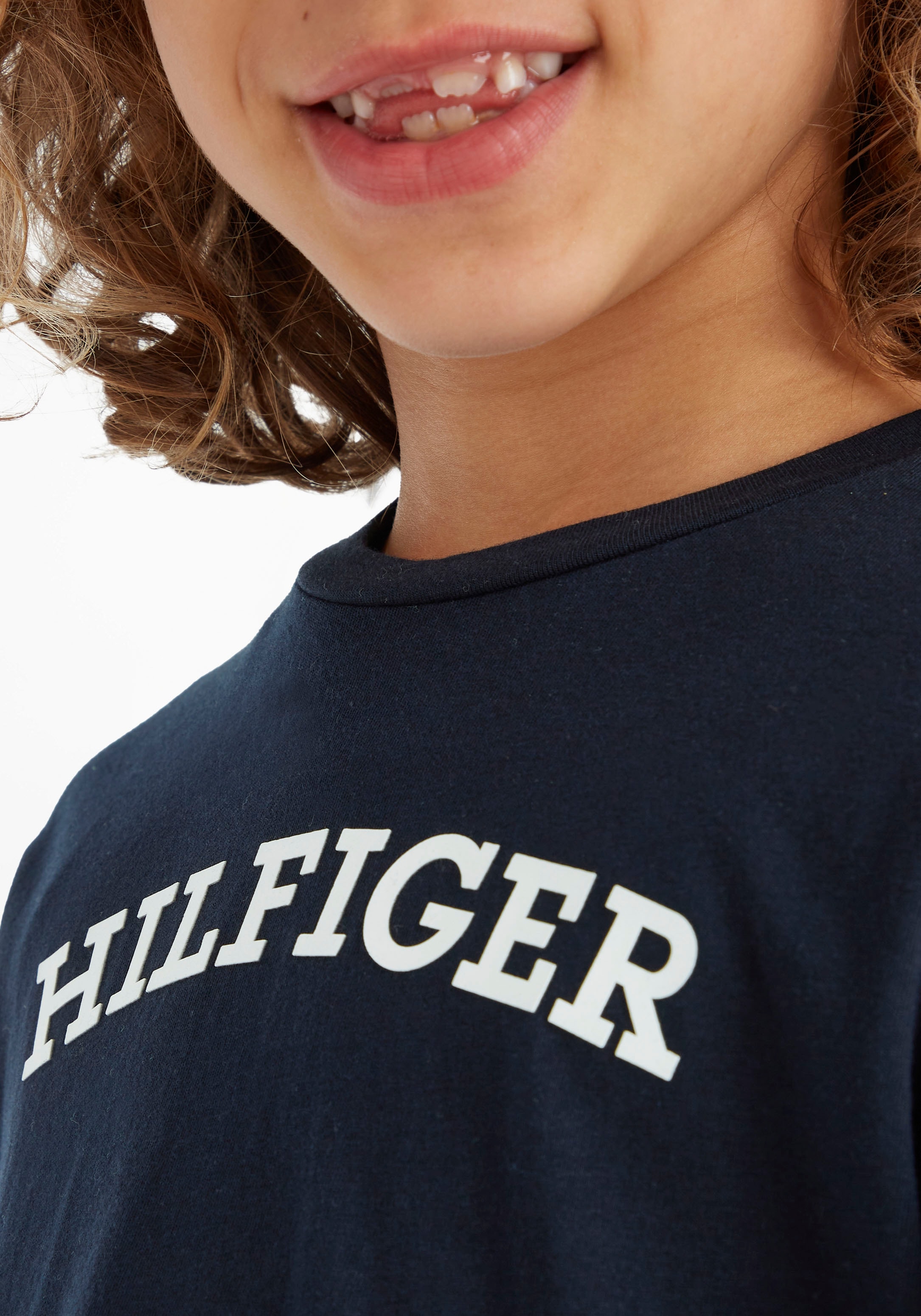 Tommy Hilfiger Langarmshirt »MONOTYPE | modischem auf mit Hilfiger- TEE Logoschriftzug der Brust BAUR L/S«
