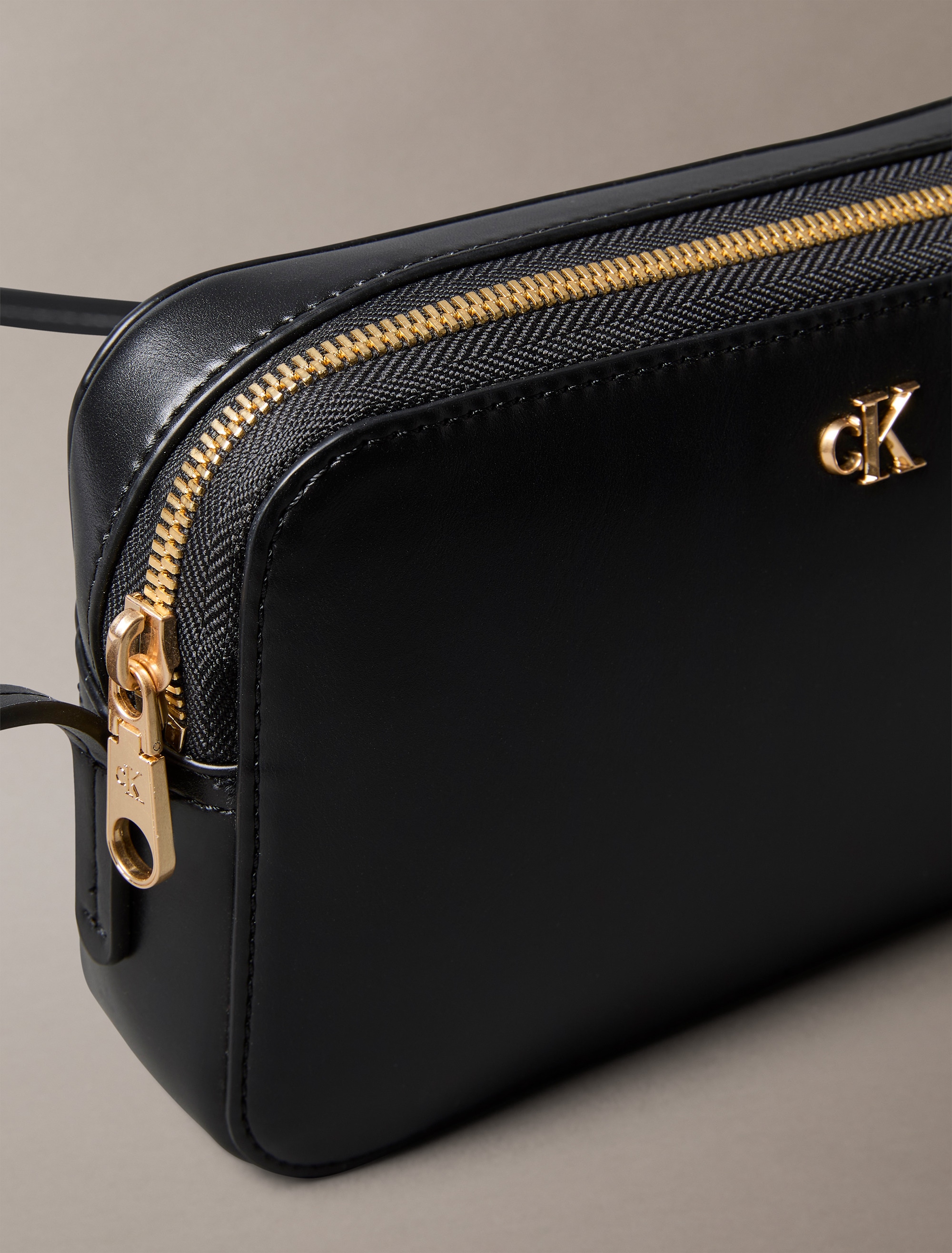 Calvin Klein Mini Bag »CK CAMERA BAG«, Damen Schultertasche, kleine Umhängetasche, mit CK-Logo