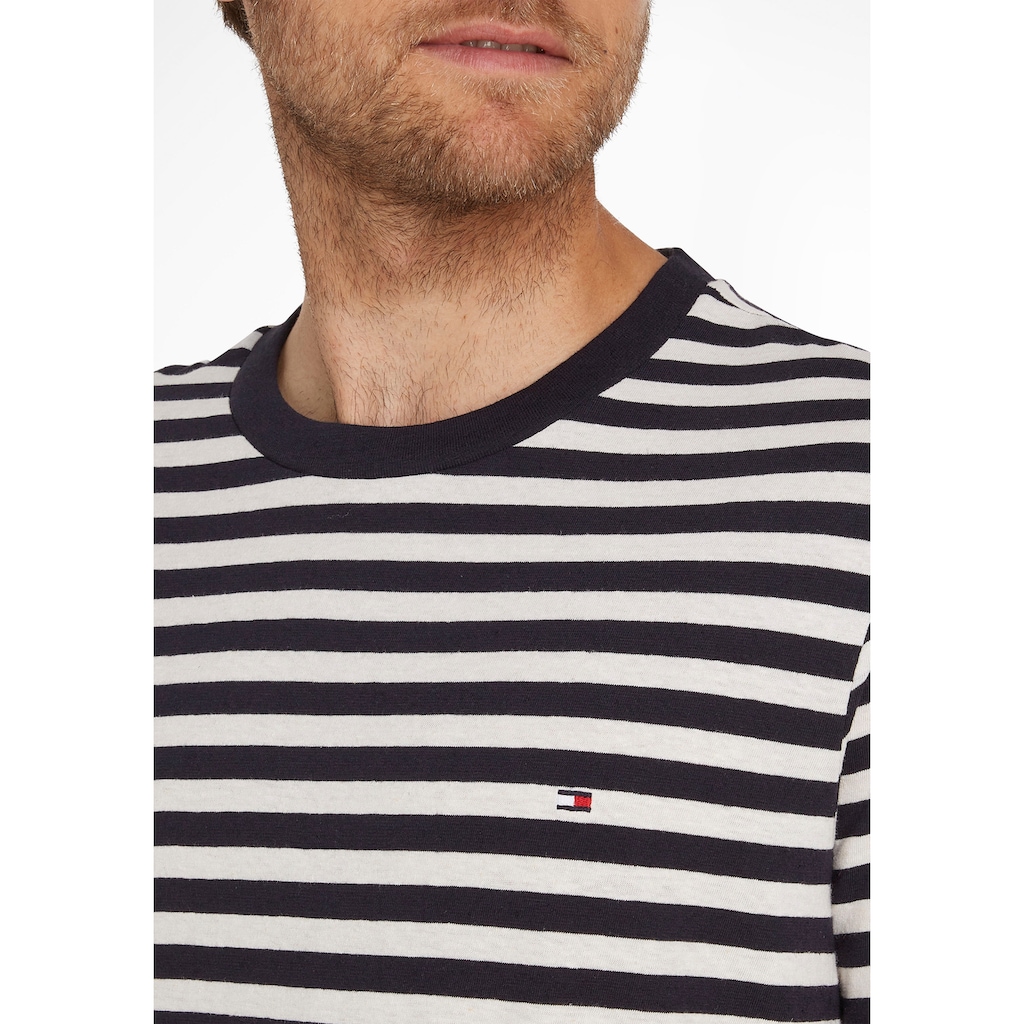 Tommy Hilfiger Rundhalsshirt »NATURAL TECH STRIPED TEE«, mit Ärmelabschlüssen in TH-Farben