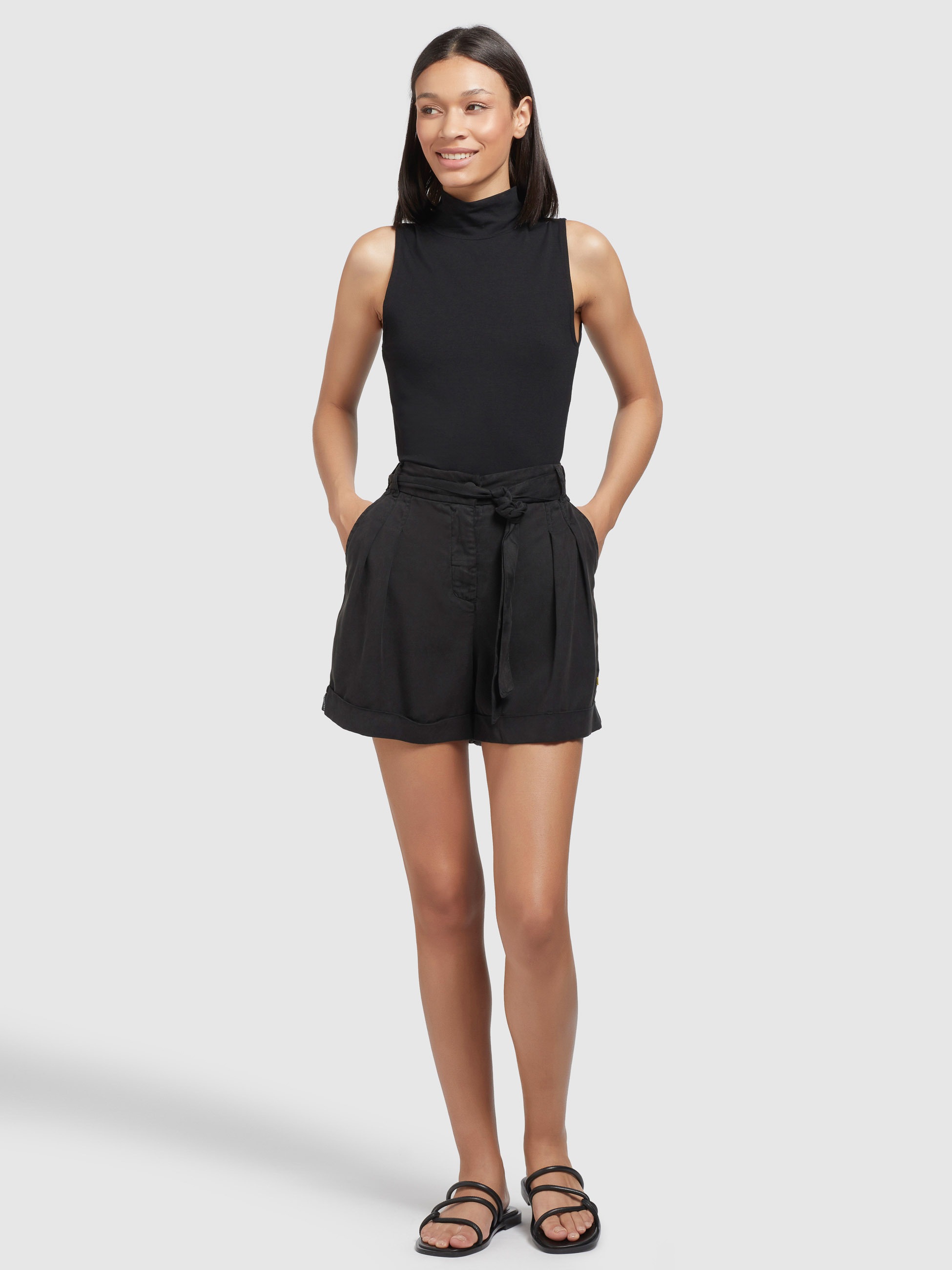 khujo Shorts »ELIDA«, mit umgeschlagenem Saum und Bundfalten