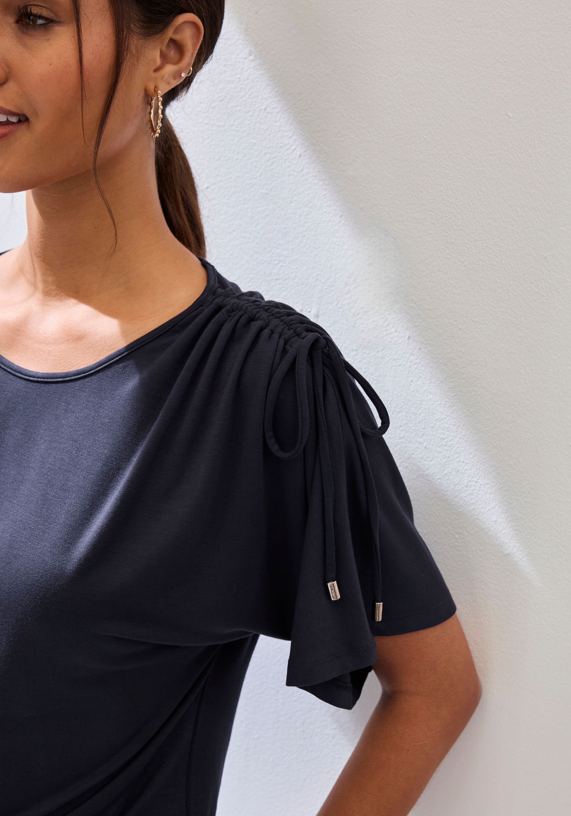 LASCANA Rundhalsshirt »mit variabler Ärmellänge«, aus weichem Viskose-Stretch