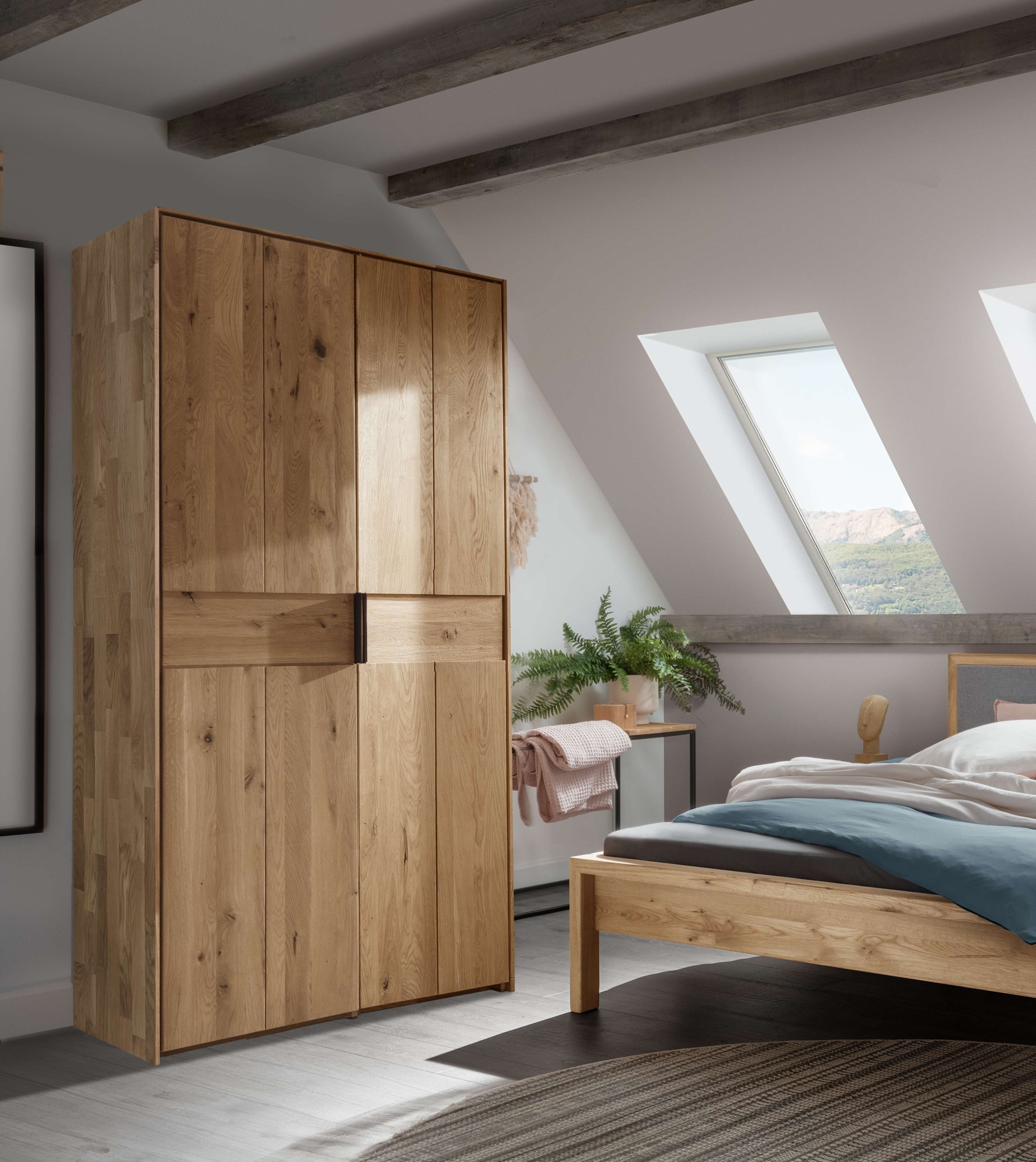 OTTO home Kleiderschrank »Huven aus Massivholz Eiche im Scandi Stil – geräumig mit viel Stauraum« Zeitlos & langlebig, CLASSIC Ausführung inkl. Einlegeböden, H: 218 cm