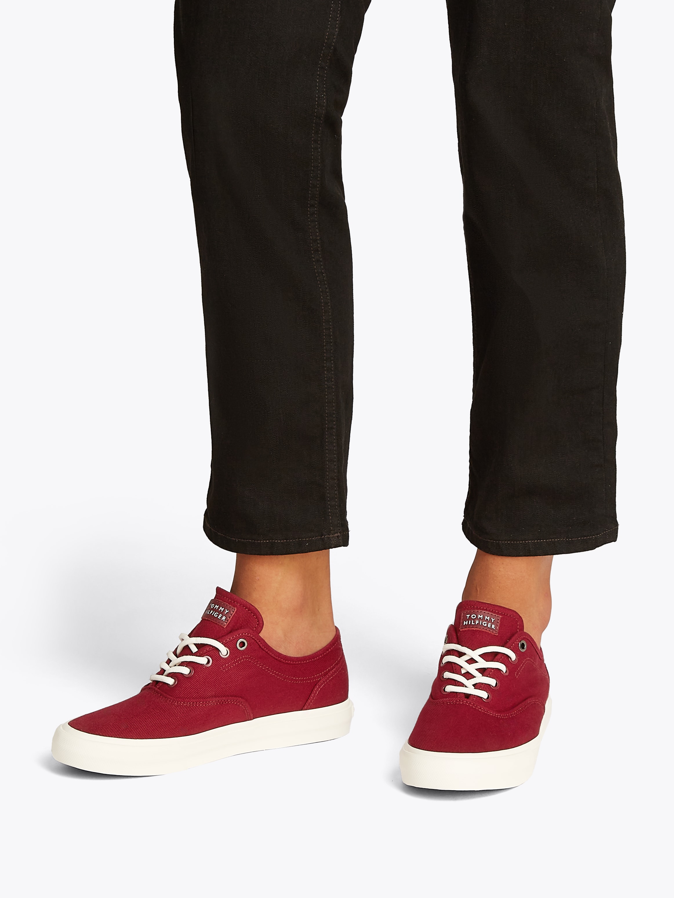 Tommy Hilfiger Sneaker »TH HI VULC LOW OXFORD TWILL«, Freizeitschuh, Halbschuh, Schnürschuh mit Label an der Ferse