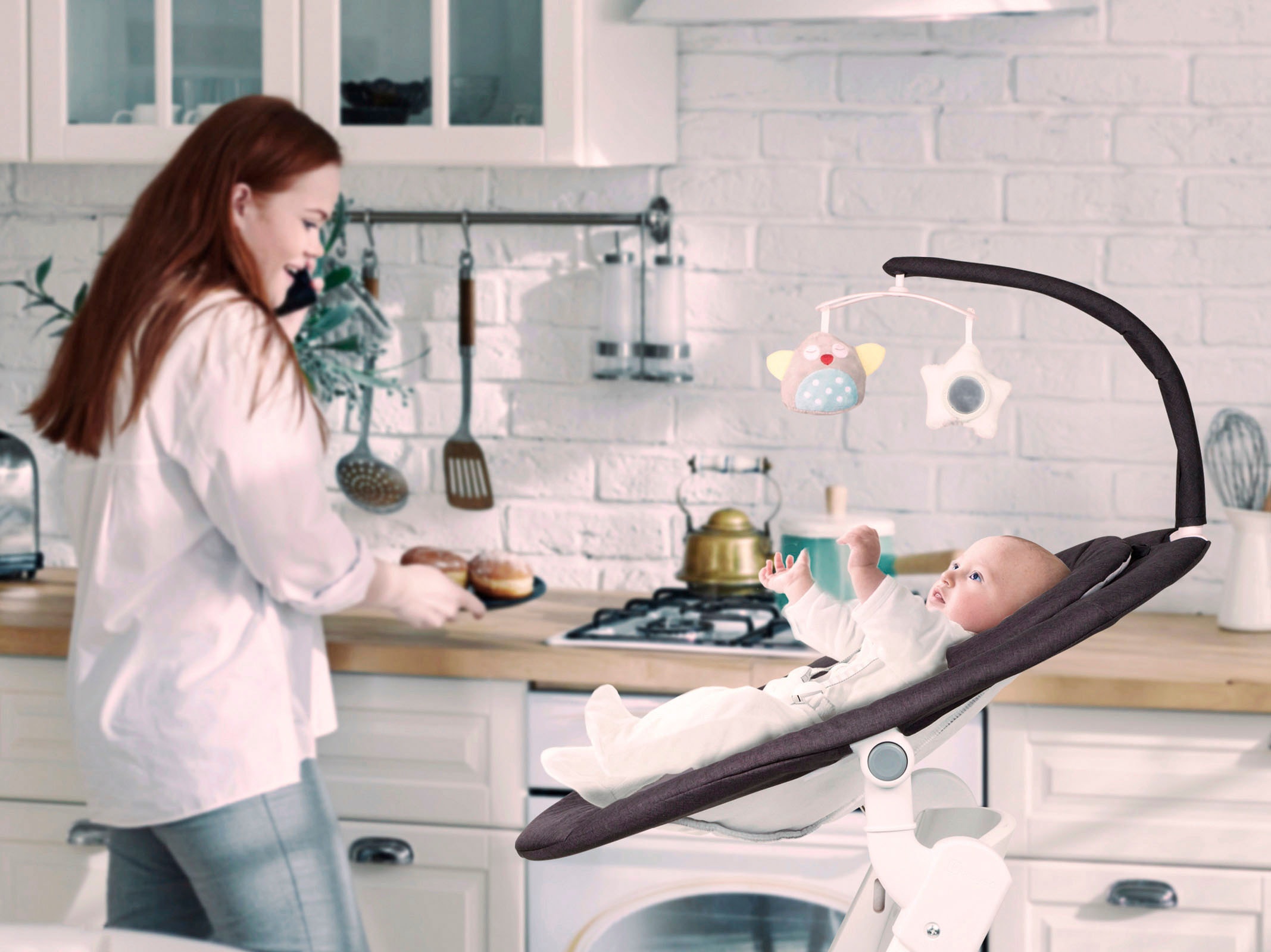 BabyGo Hochstuhl »Family Homey Set, schwarz/hellgrau« () mit elektrischer Babywippe inkl. Spielbogen