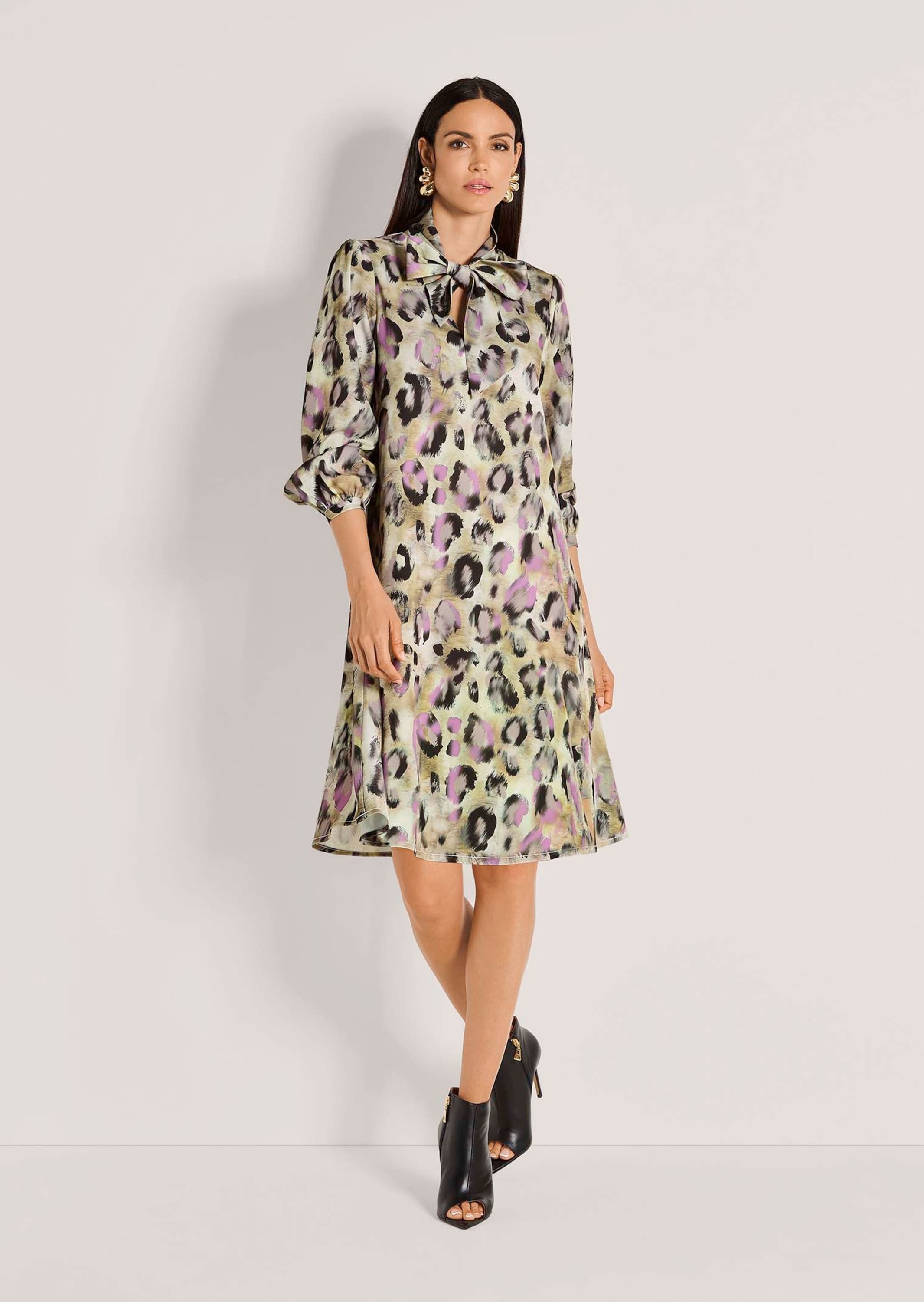 MADELEINE Sommerkleid »Kleid Fließendes Design mit Animal-Print«