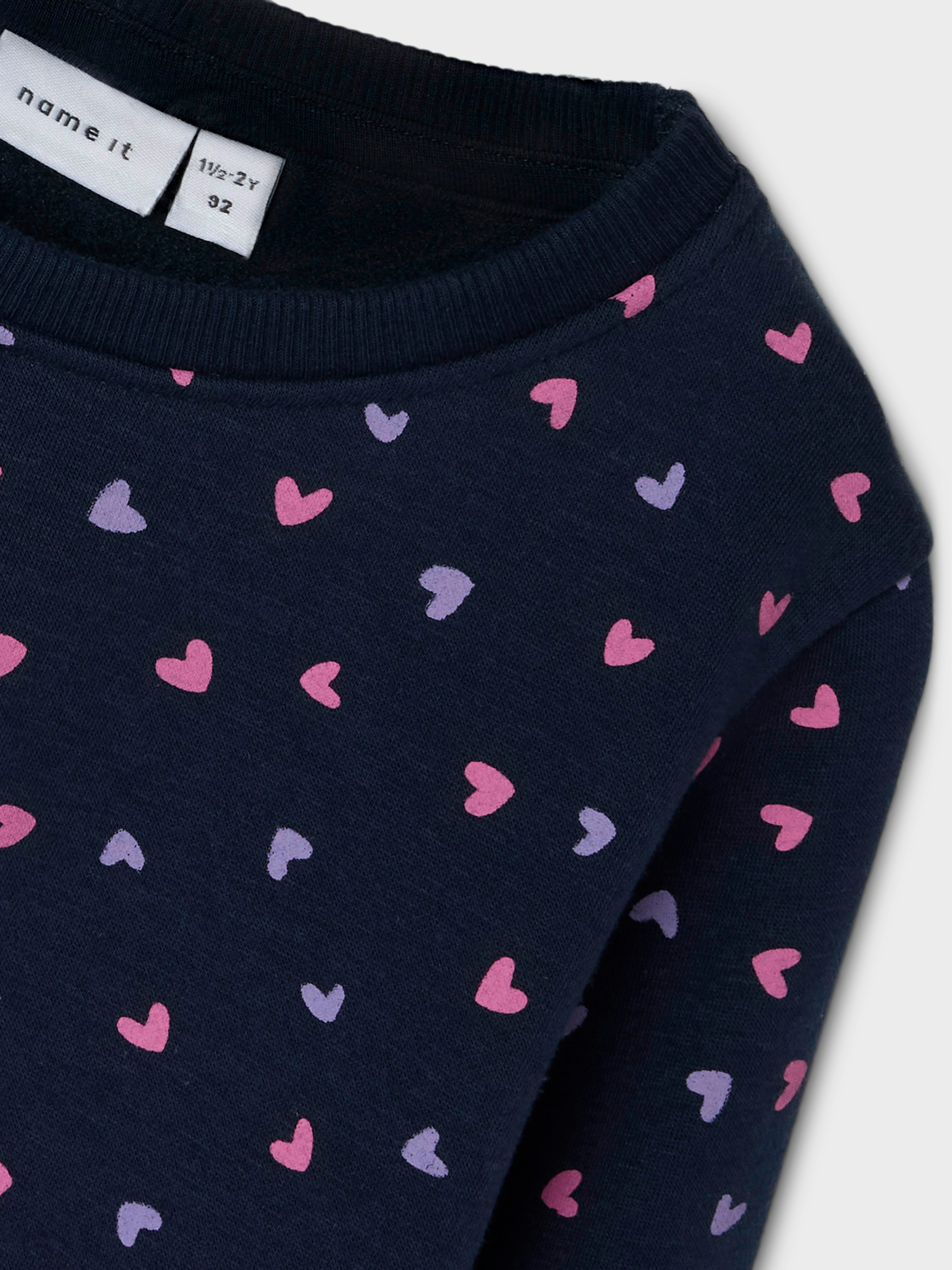 Name It Sweatshirt »NMFDAVINA LS SWEAT FLEECE BRU NOOS«, in klassischer Form und mit tollem Alloverprint