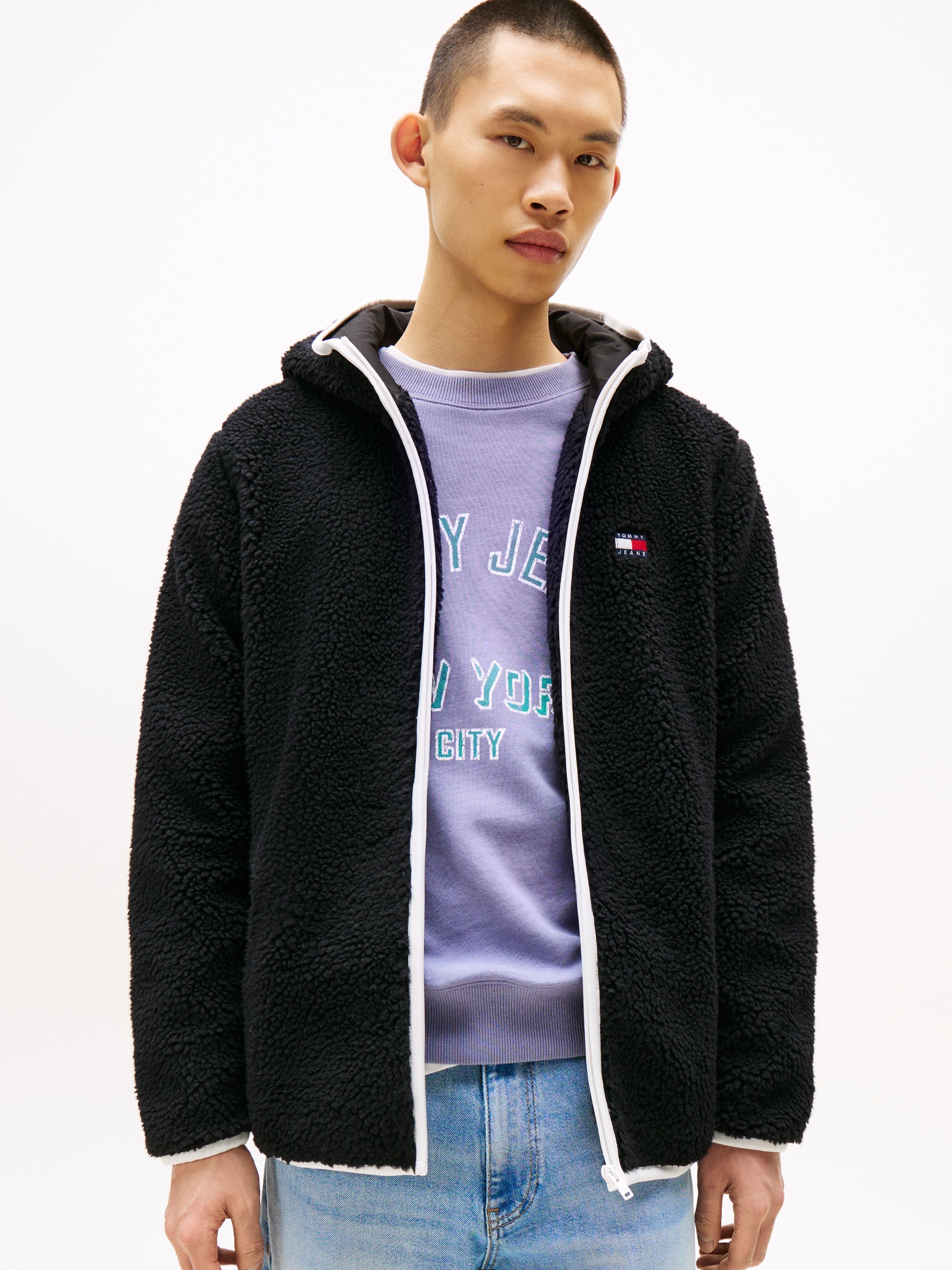 Tommy Jeans Plüschjacke »TJM REG BADGE TEDDY ZIP TRU EXT«, mit Kapuze, mit Logopatch, leicht überschnittene Schultern