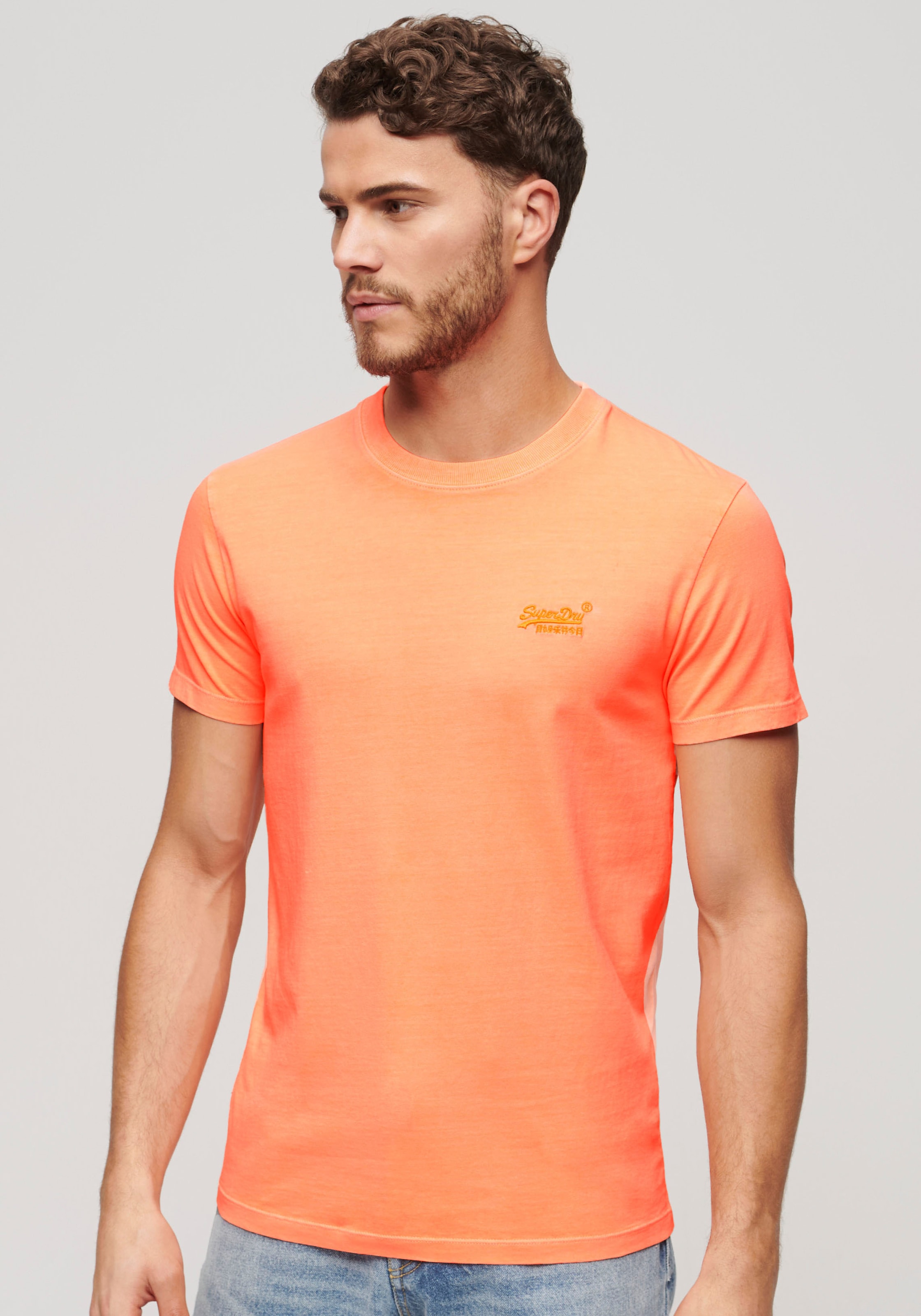 Superdry Rundhalsshirt "ESSENTIAL LOGO EMB NEON TEE" aus Baumwolle und Single Jersey, normale Passform, ohne Kragen