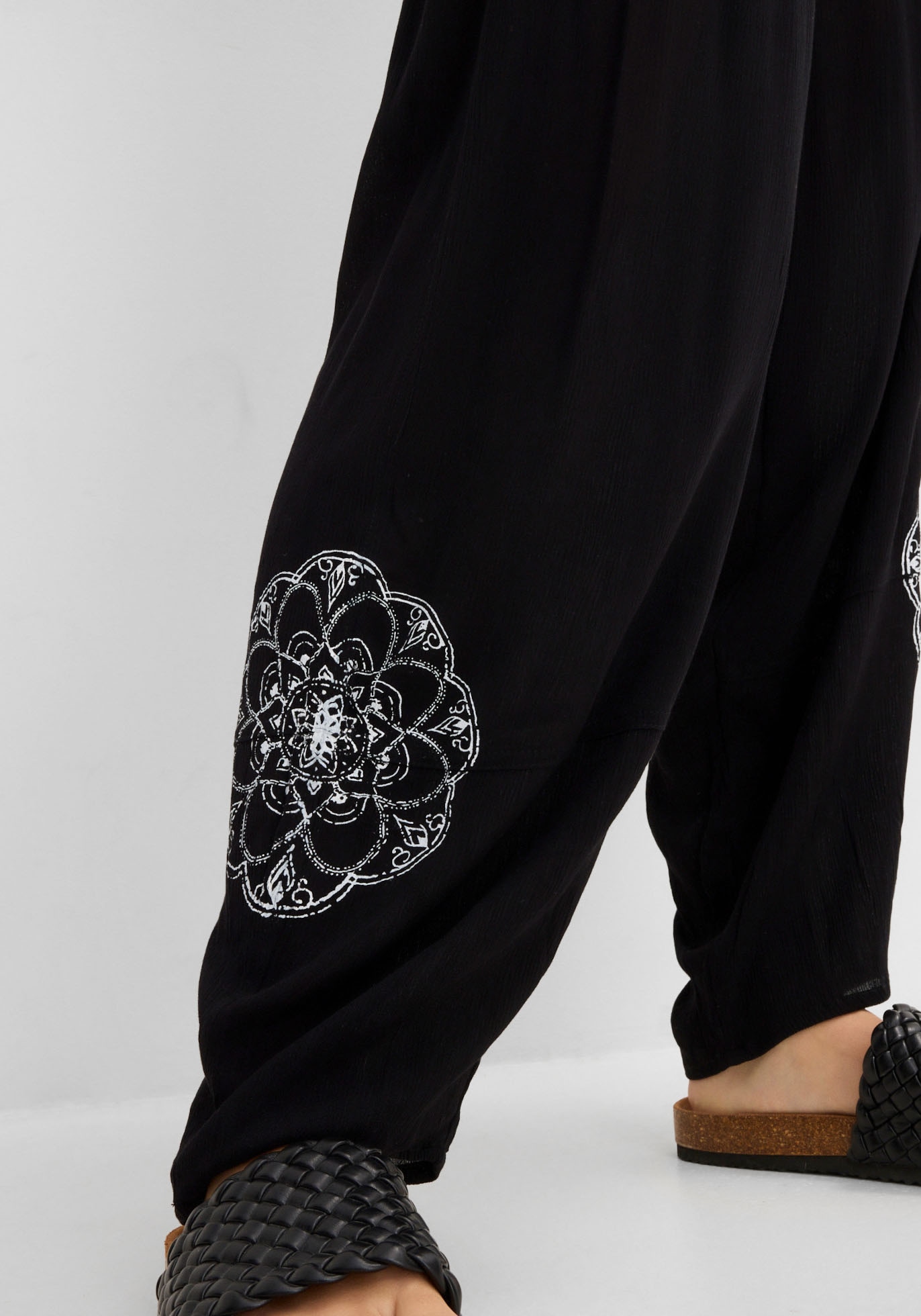 bonprix Haremshose  aus Viskose, lockere Passform, mit Mandala-Print, Casual Stil
