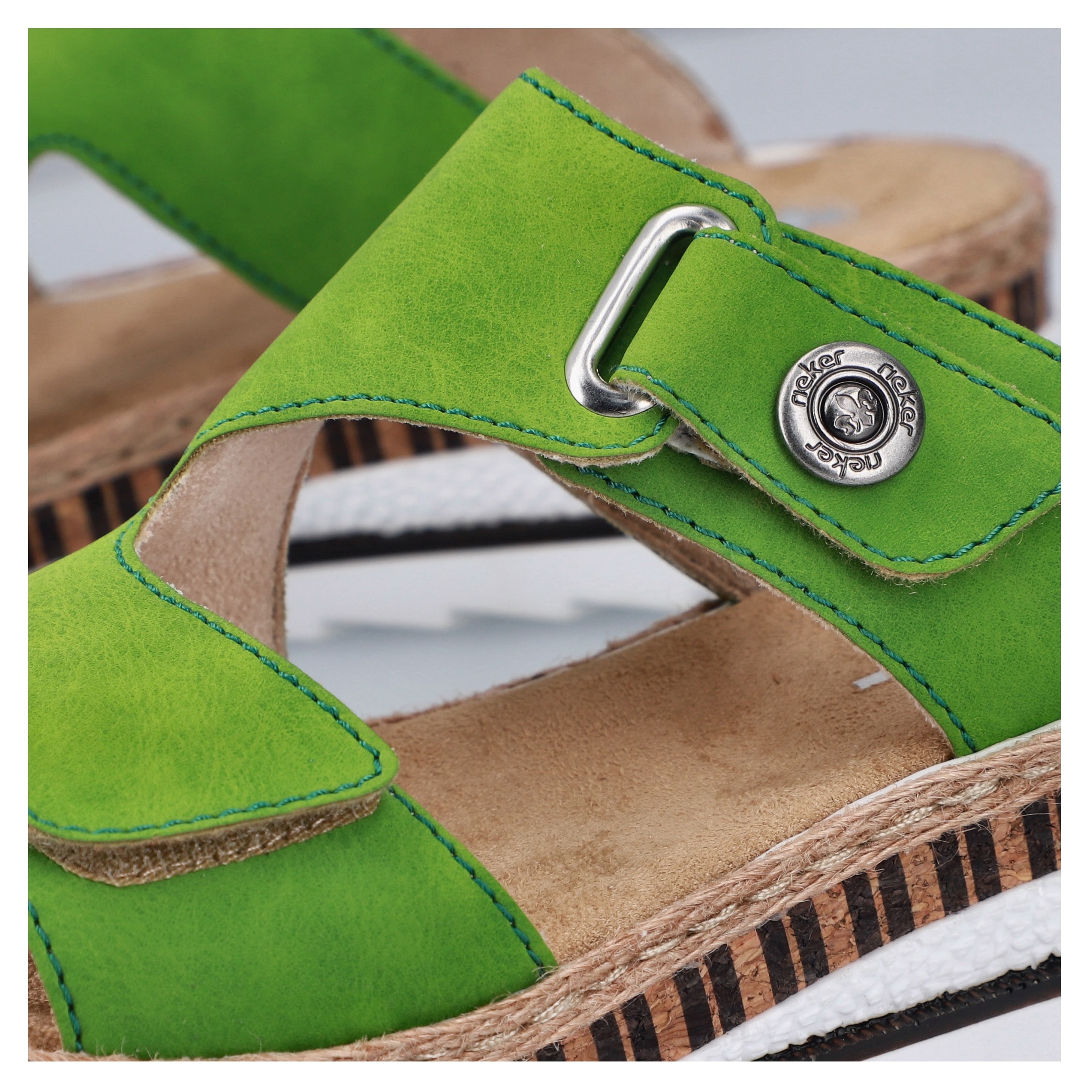 Rieker Pantolette, Sommerschuh, Strandschuh, Hausschuh mit trendigem Keilabsatz