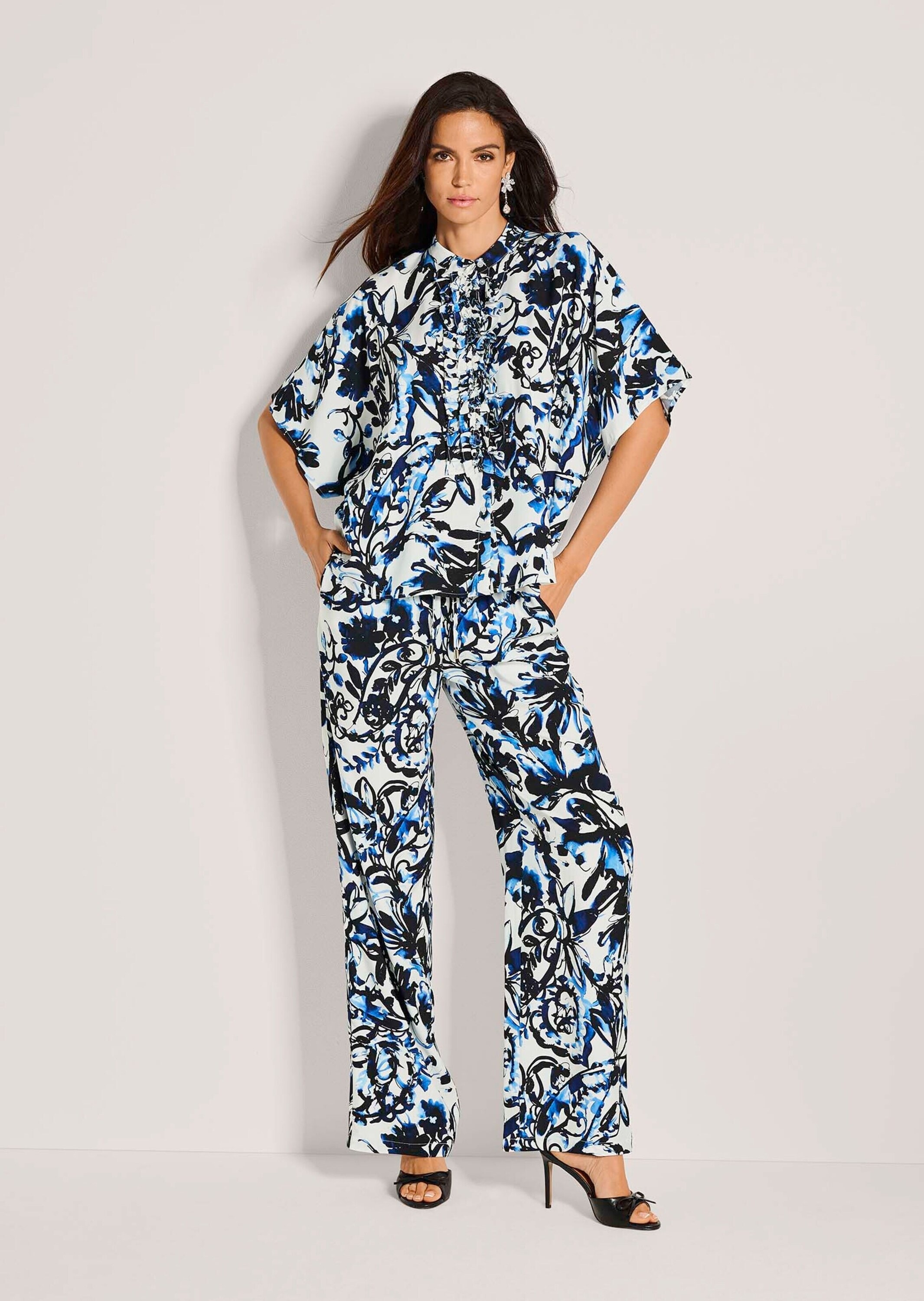 MADELEINE Kurzarmbluse »Blusenshirt Oversized-Bluse mit Rüschen« Bluse mit Rüschendekoration an der Knopfleiste