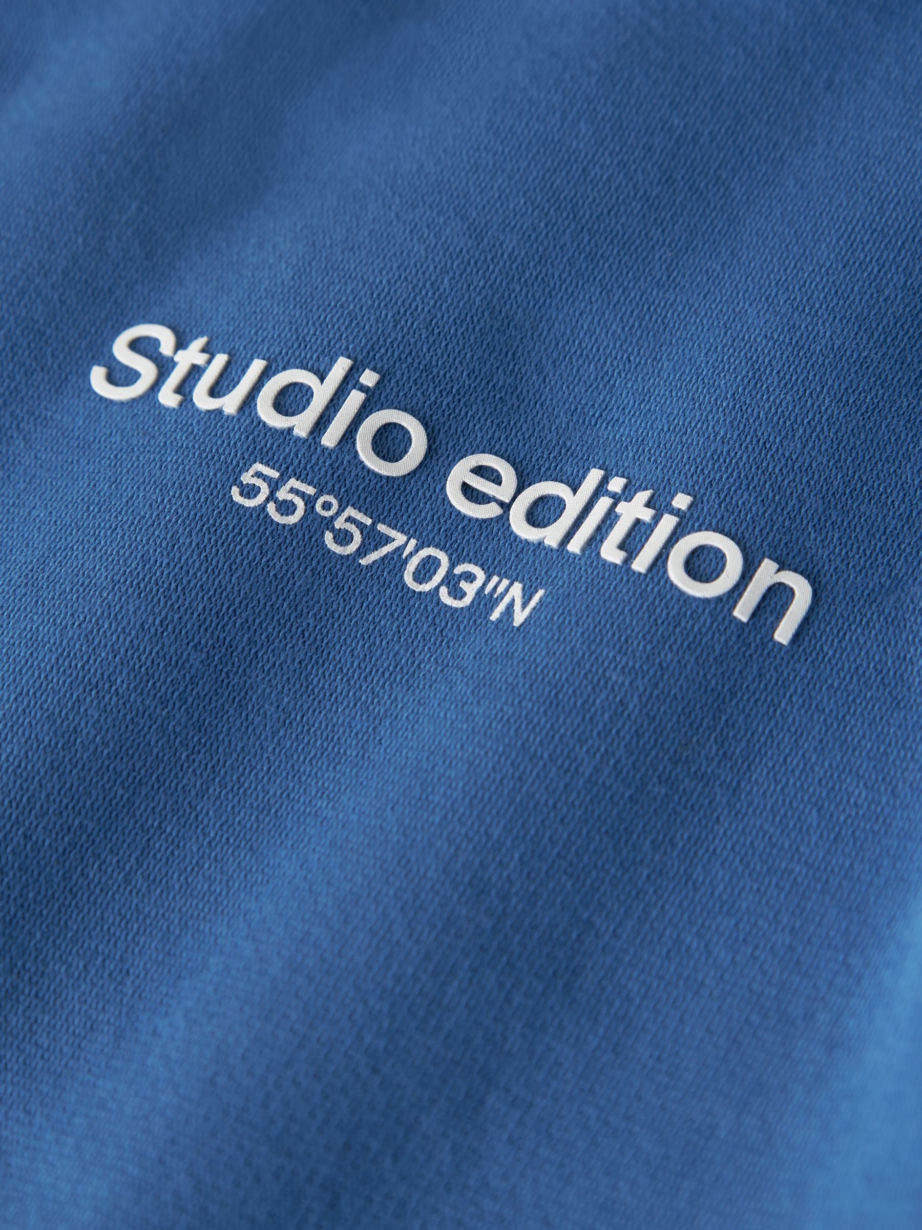 Name It Kapuzensweatshirt »NKMBRODY LS NREG SWEAT WH BRU NOOS«, mit kleinem Logoprint
