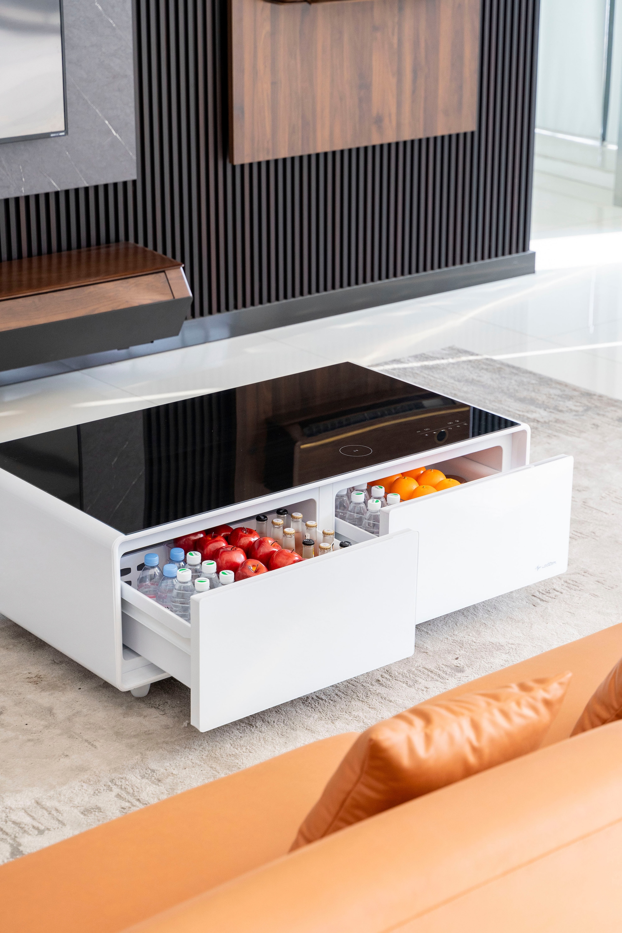 Caso Getränkekühlschrank »793 Sound & BAUR Cool Soundbar hoch, 130,5 | breit, cm 793, 46 Loungetisch cm White«, Lademöglichkeiten und Kühlfächern, mit