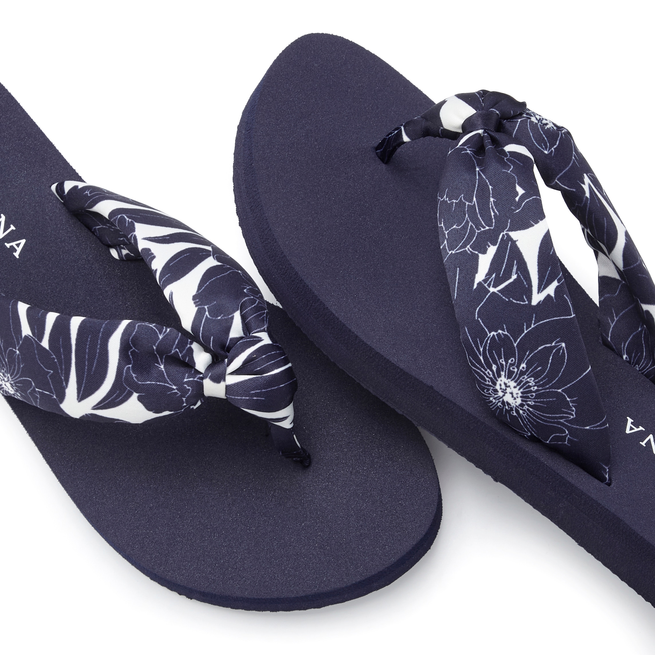 Badezehentrenner LASCANA "Sandale, Badeschuh, Pantolette, Badelatsche, Flip Flop", Damen, Gr. 35, dunkelblau, Obermaterial: 100% Textilmaterial. Decksohle: 100% Synthetik. Laufsohle: 100% Synthetik, geblümt, Schuhe, Zehentrenner ultraleicht mit softem Ban 3