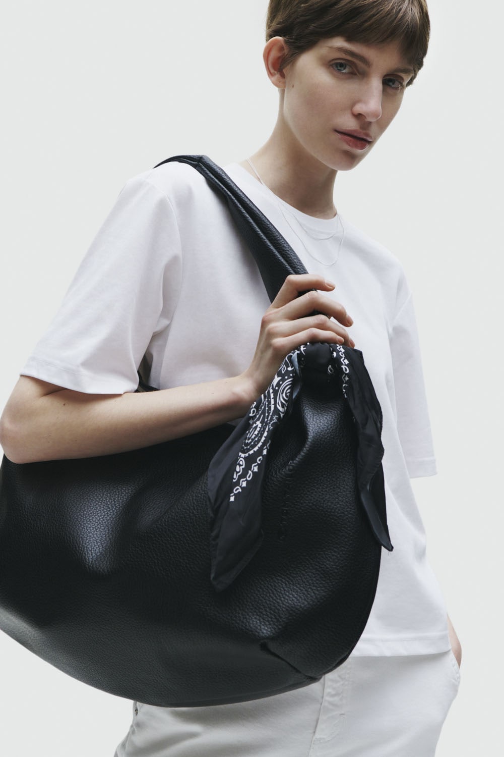 TOM TAILOR Hobo »Tianna«, ein besonderer Handschmeichler in Oversize mit klarer Farbgebung