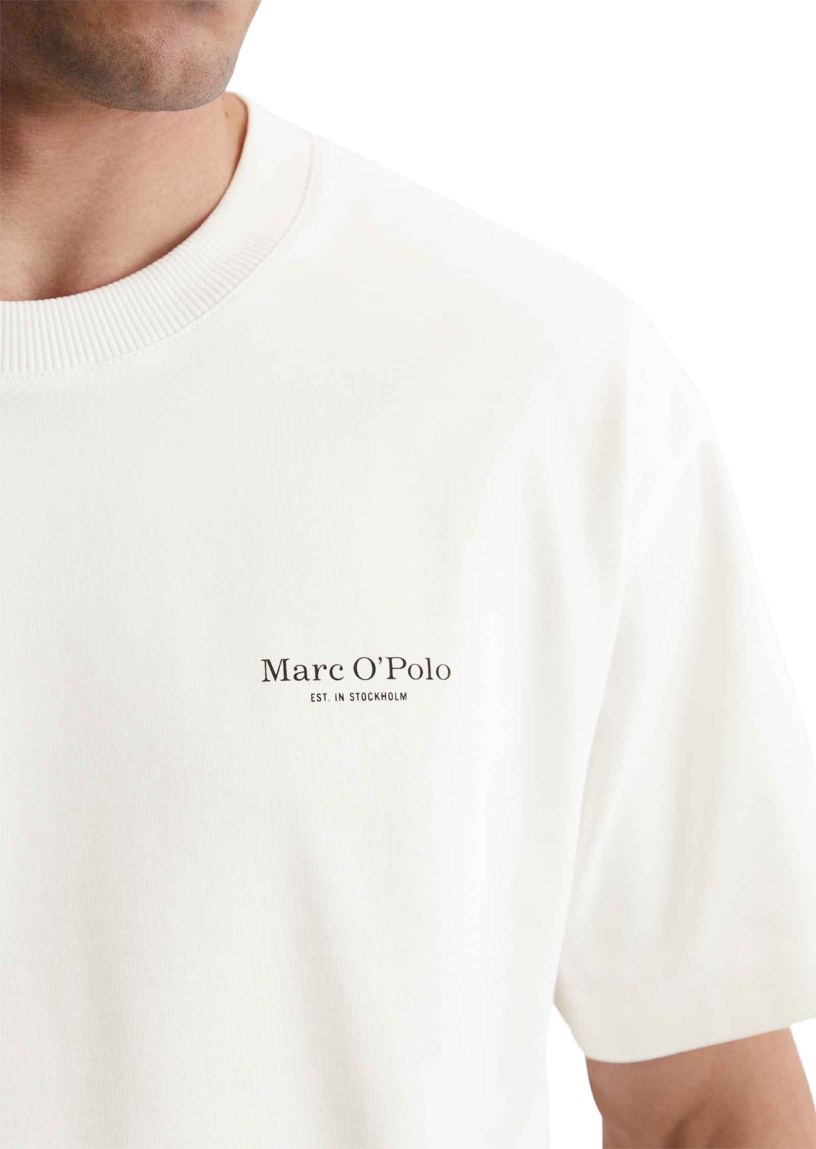 Marc O'Polo T-Shirt, mit markantem Rücken-Print und Logoprint seitlich auf der Brust