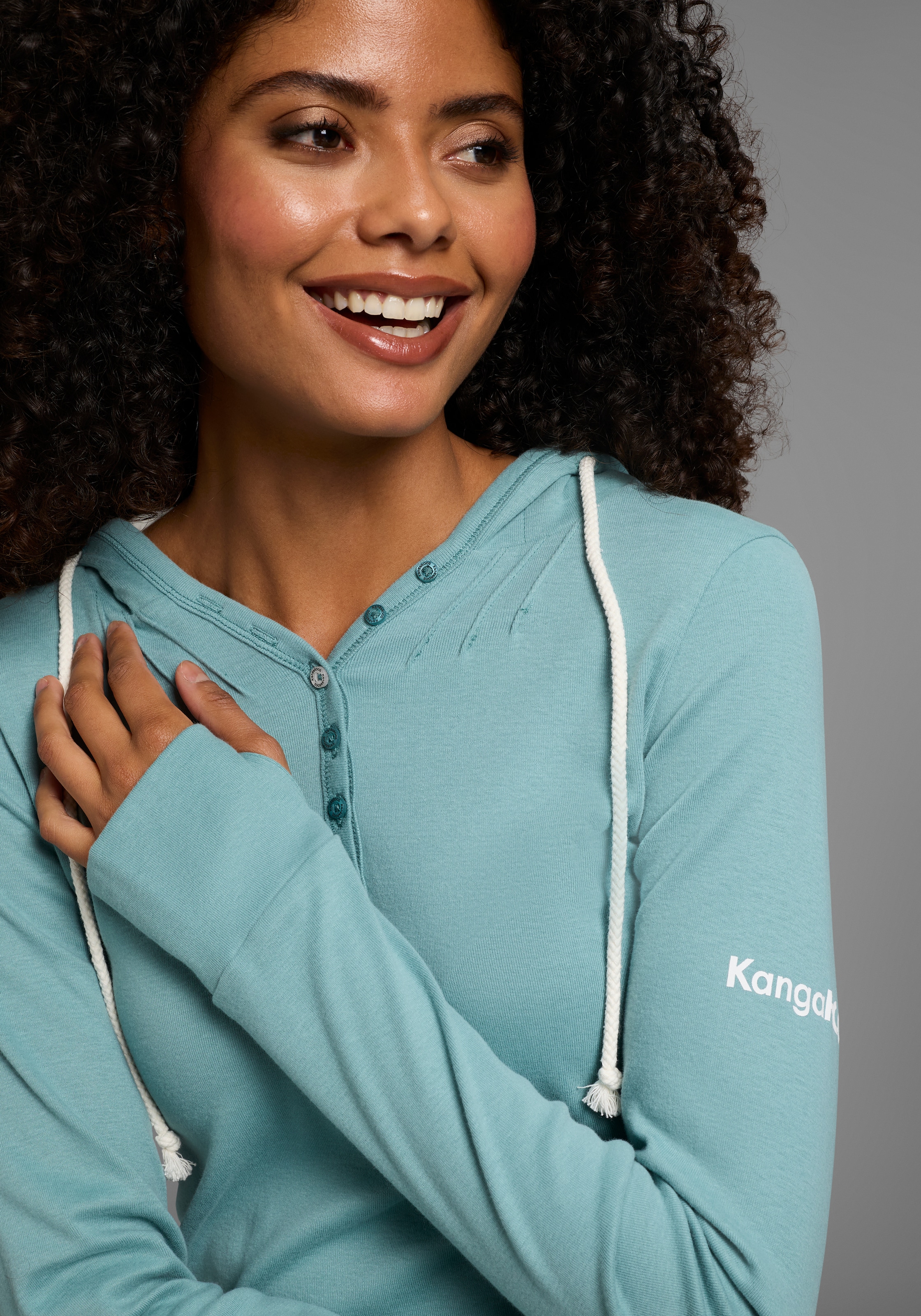 KangaROOS Kapuzenshirt, Langarm mit Daumenlöchern, figurbetonter Schnitt, aus Jerseystoff