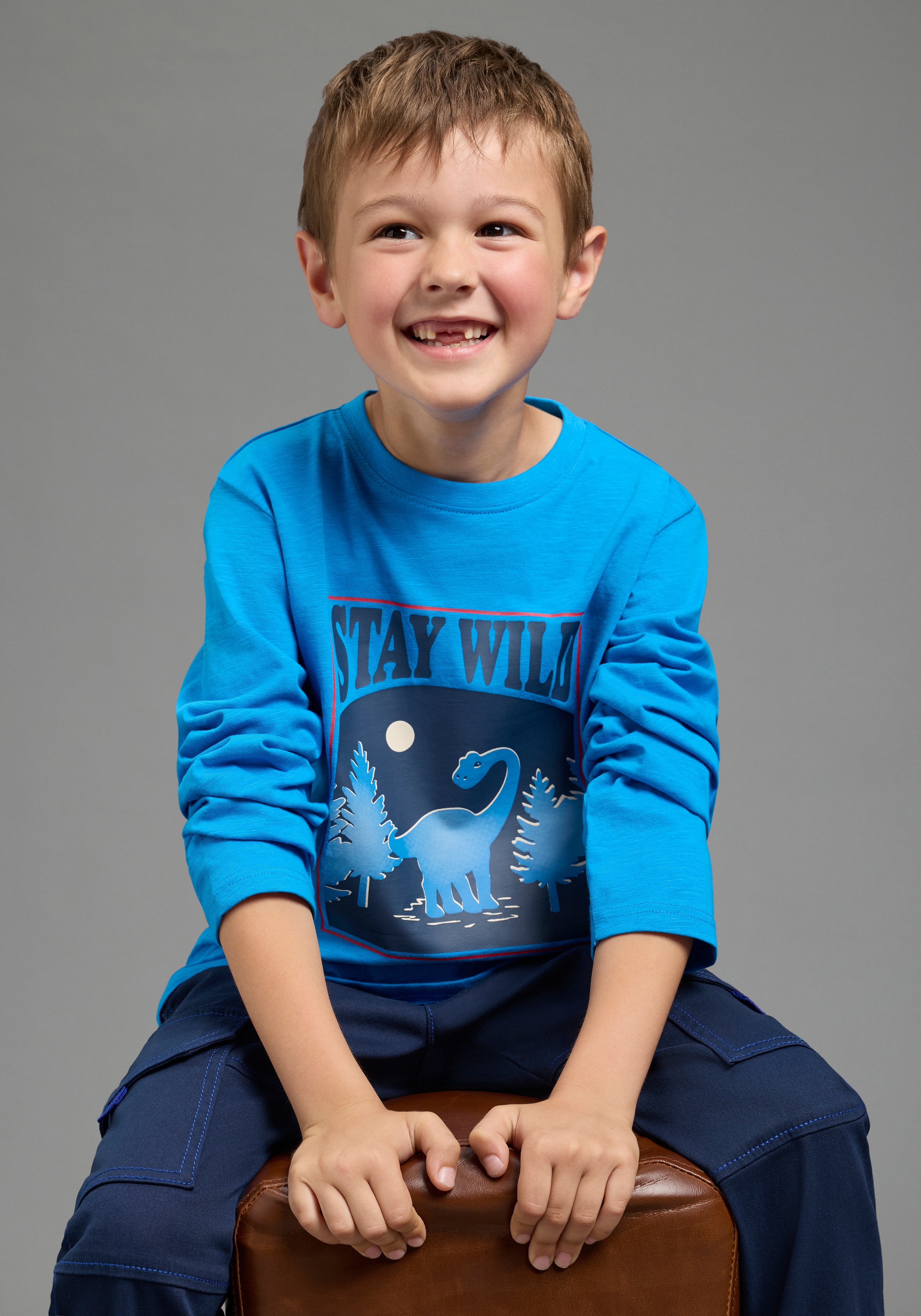 Scout Langarmshirt "Shirt mit coolem Dino-Print, modisches Melangegarn" mit Spruch: STAY WILD, mit Langarm, modischer Basic-Schnitt