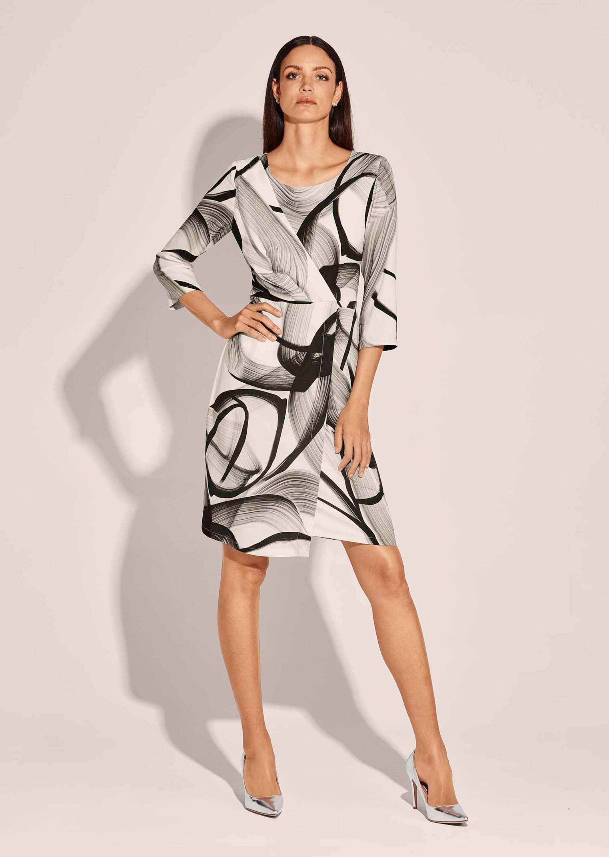 MADELEINE Sommerkleid "Kleid Kleid in raffinierter Wickel-Optik mit Grafikp günstig online kaufen