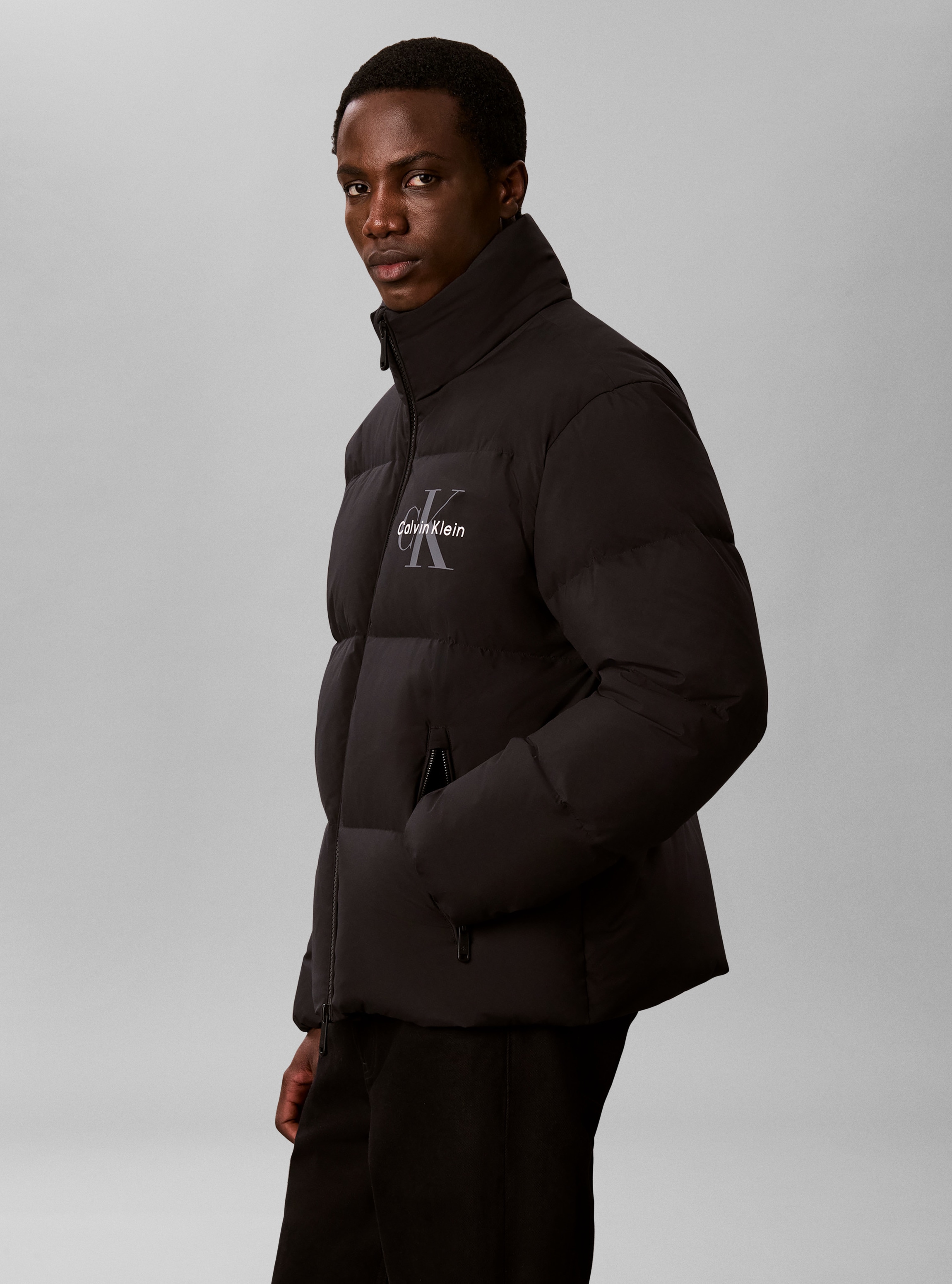 Calvin Klein Jeans Steppjacke »NYLON MONOLOGO DOWN PUFFER« ohne Kapuze Regular fit, Logoschriftzug