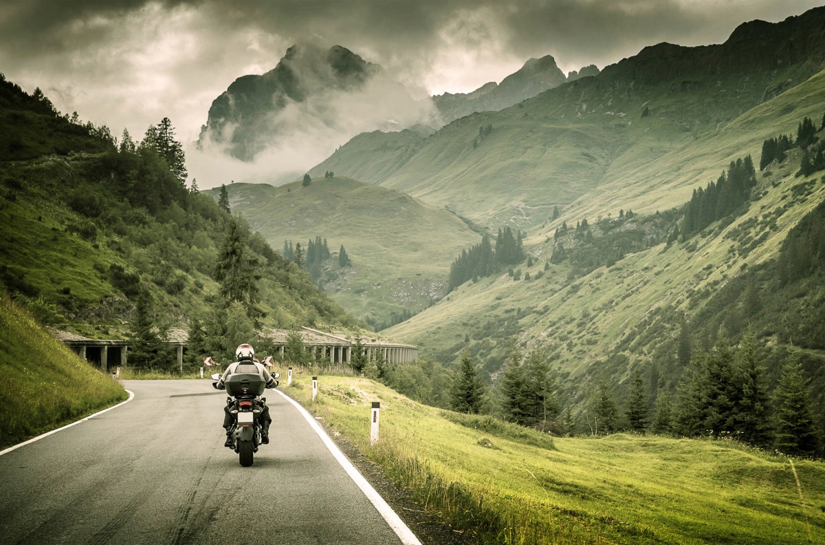 Papermoon Fototapete »Motorrad in Landschaft«