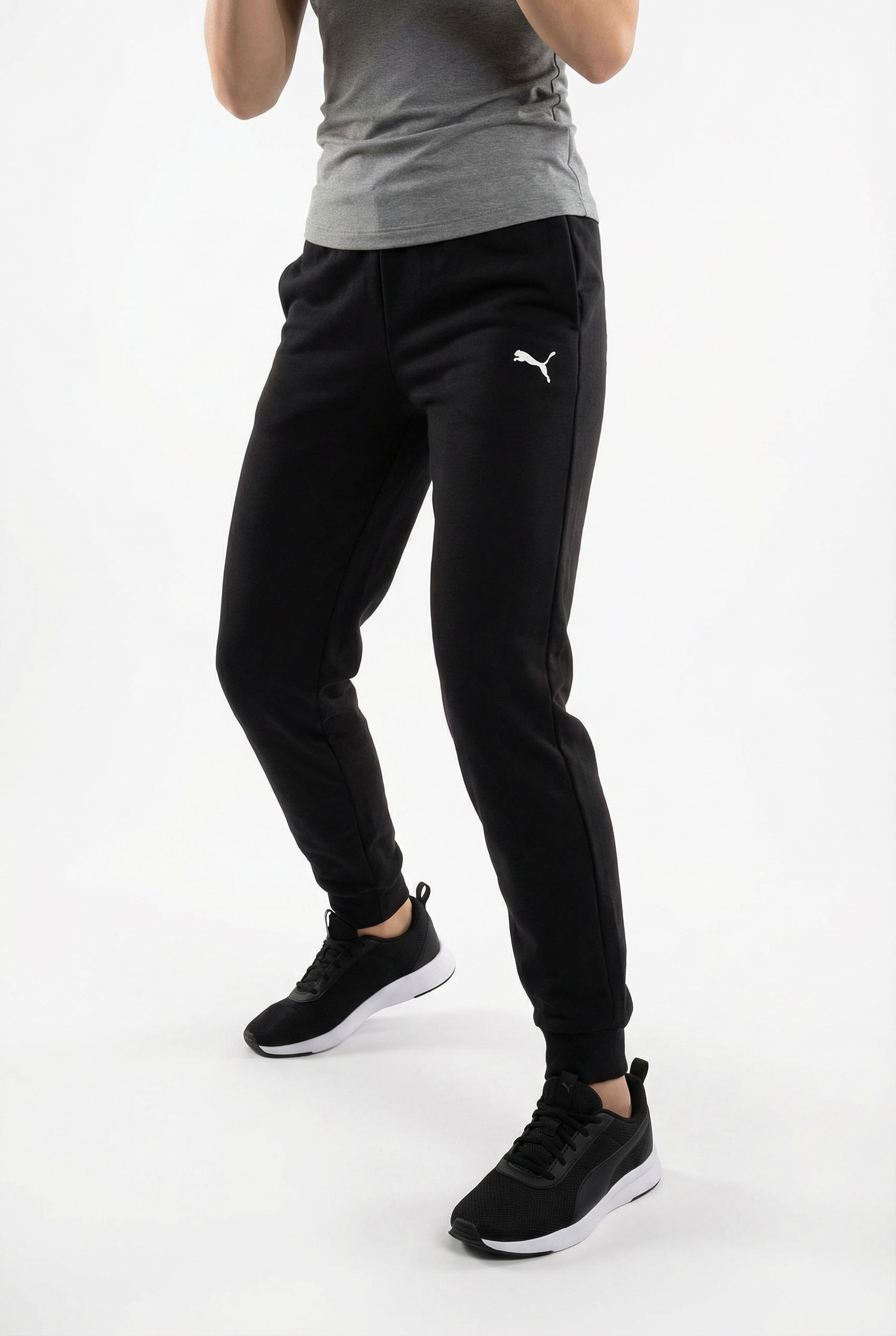 PUMA Trainingshose "ESS SWEATPANTS CL FL G" aus Fleece-Material, mit geripptem Bund und Kordelzug