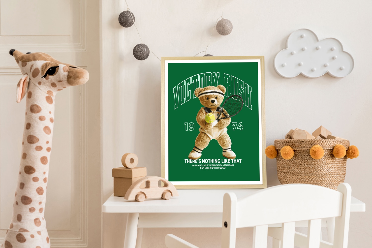 queence Bild mit Rahmen »Vintage Teddy Bär in Tennis Outfit« Bär | Bären | Fashion | Figuren | Mode | Modebilder | Schriftzug HD Premium Poster-Druck inkl. Echtholzrahmen in beige
