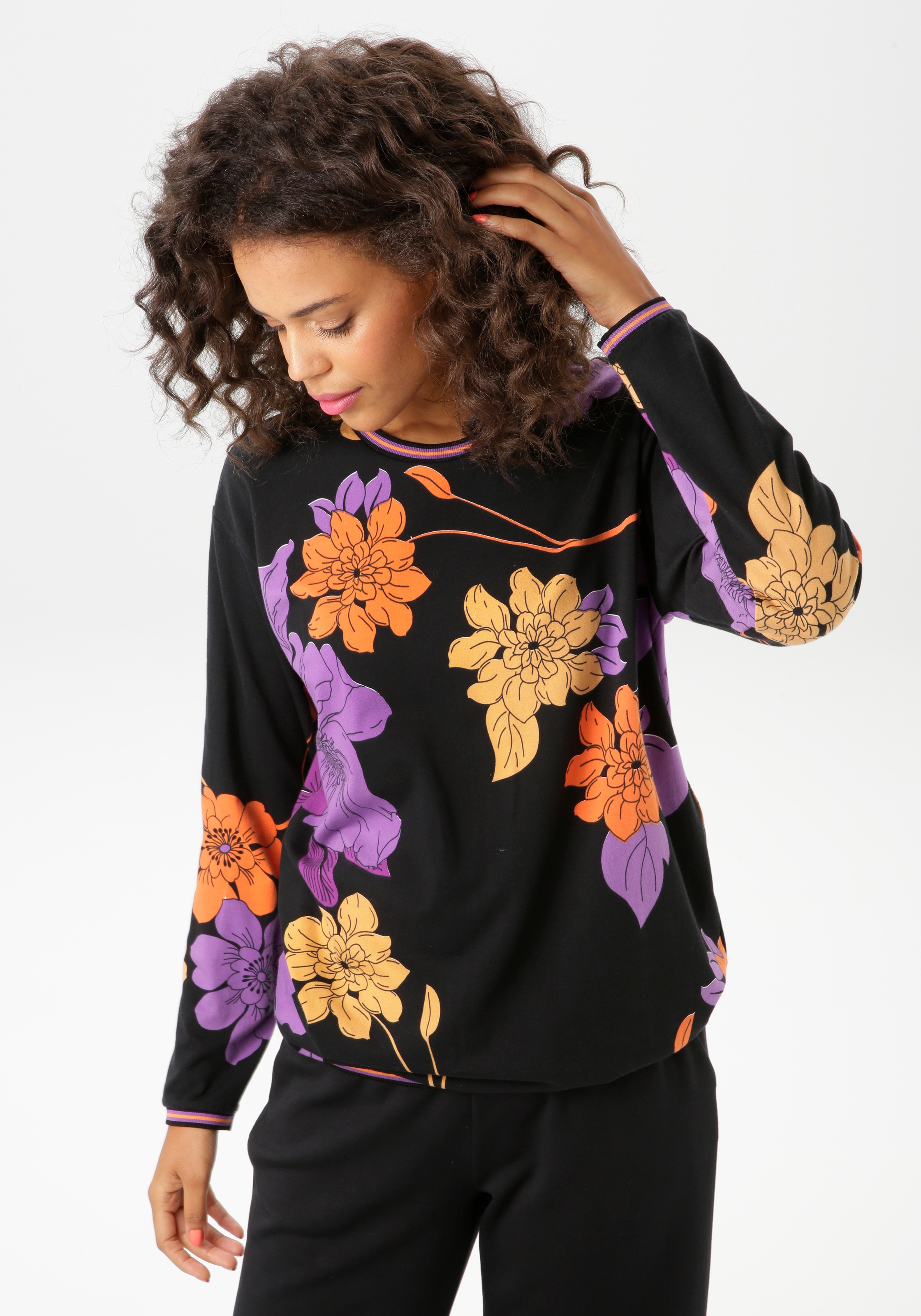 Aniston CASUAL Sweatshirt, mit großflächigen Blumen bedruckt günstig online kaufen