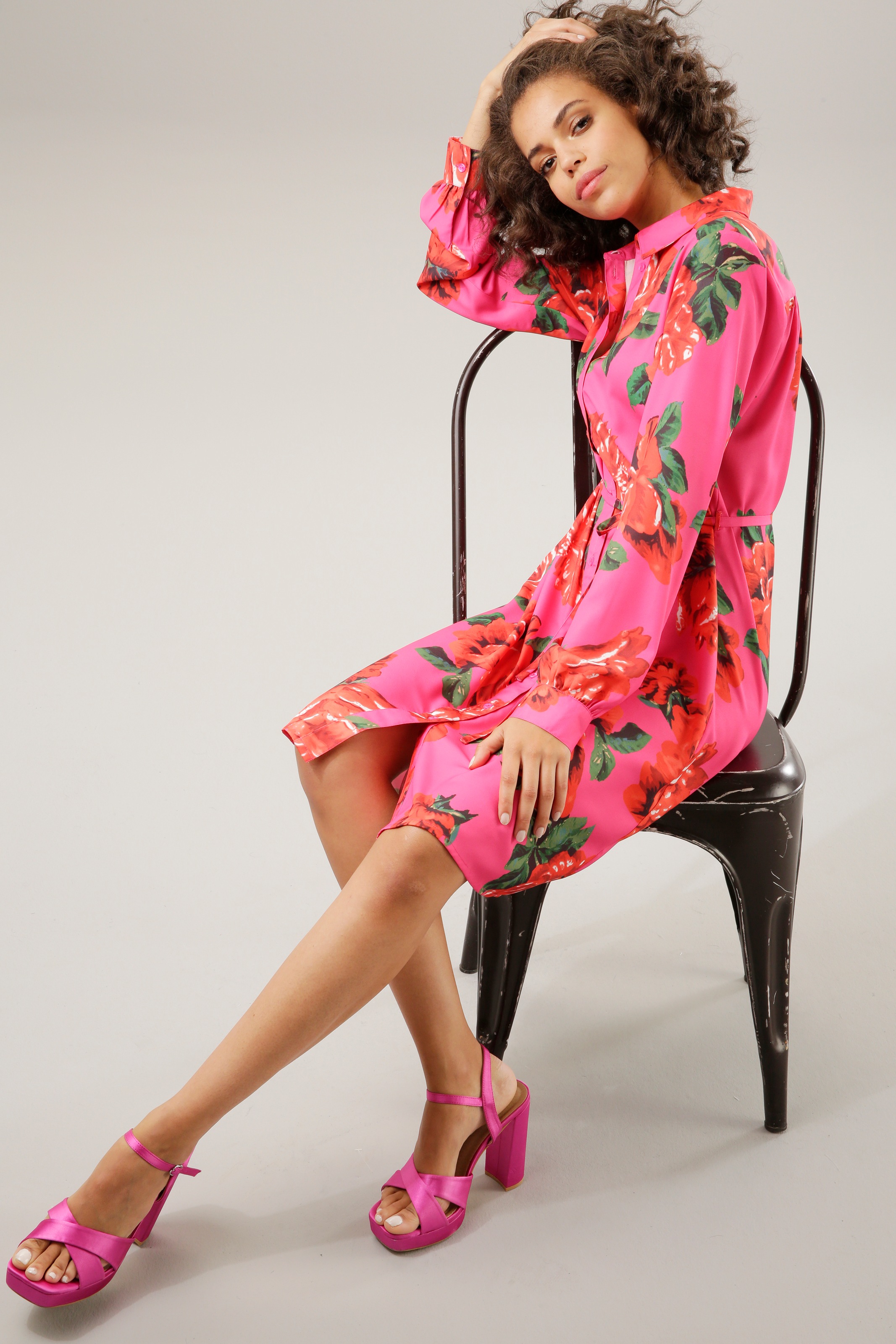 Blumendruck | großflächigem mit Aniston KOLLEKTION BAUR (mit Blusenkleid, CASUAL für NEUE bestellen Bindegürtel), abnehmbarem -