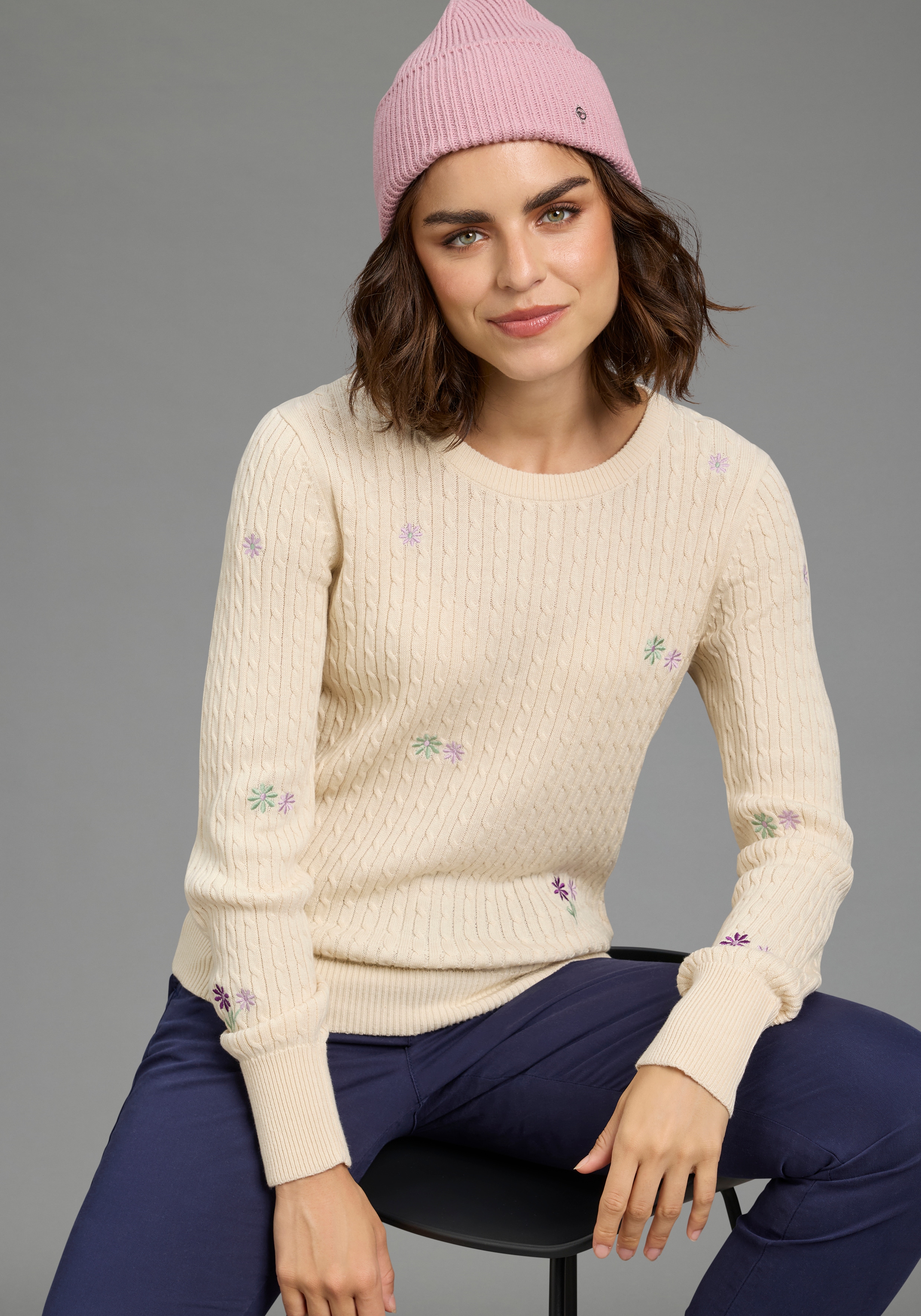 KangaROOS Strickpullover Blumenstickerei, schmale Basic-Passform, aus Baumwolle