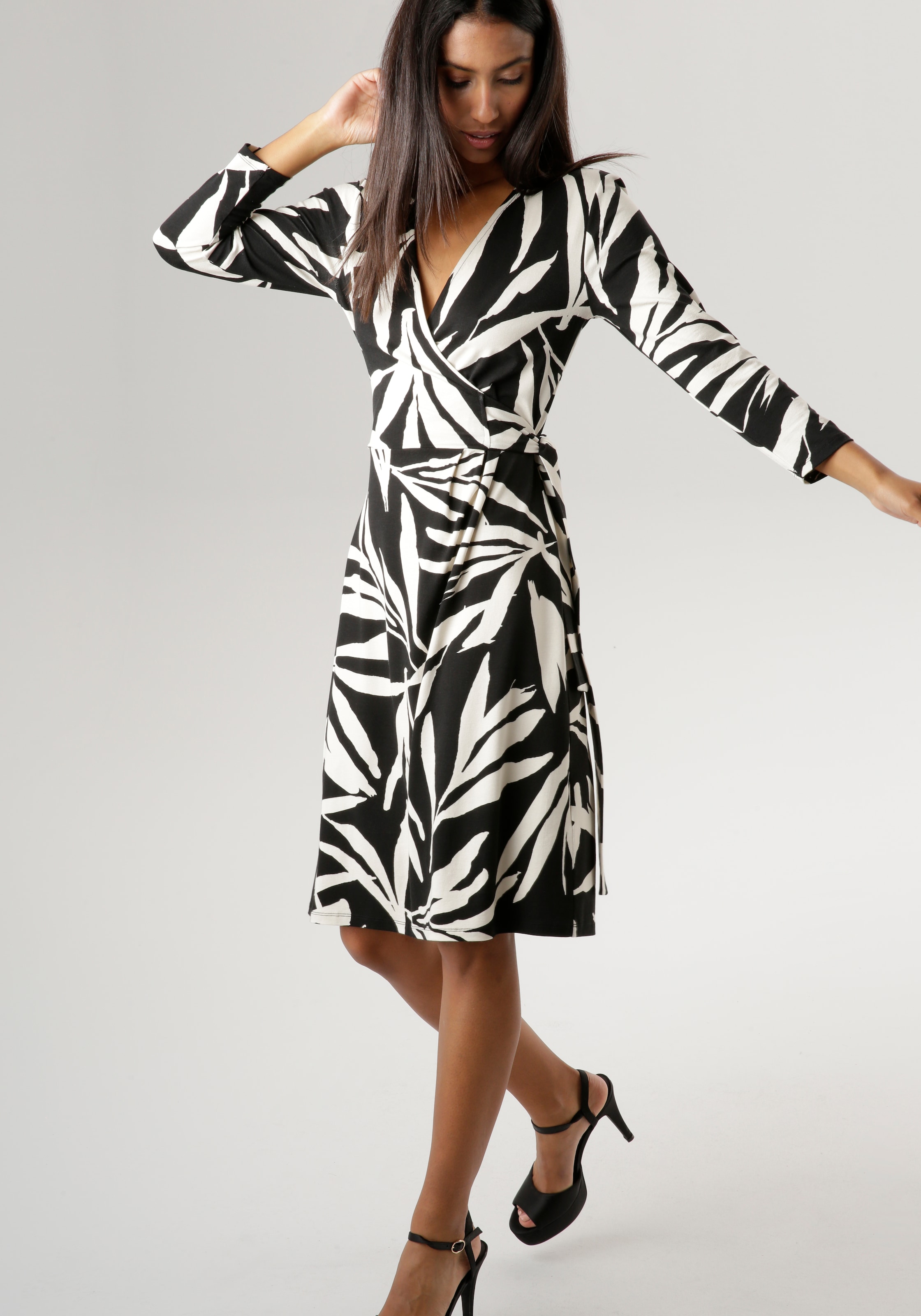 Aniston NEUE mit femininer und KOLLEKTION für | SELECTED bestellen Jerseykleid, Wickeloptik BAUR Blätterdruck -