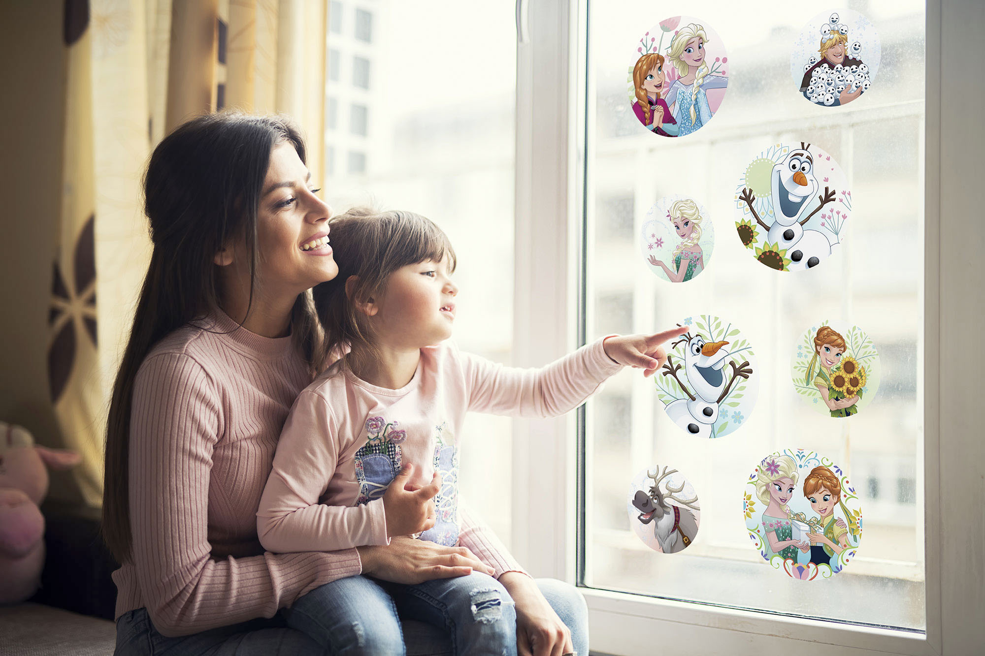 Komar Fensterdekoration "Frozen Springday" Fenstersticker mit Elsa, Anna und Olaf