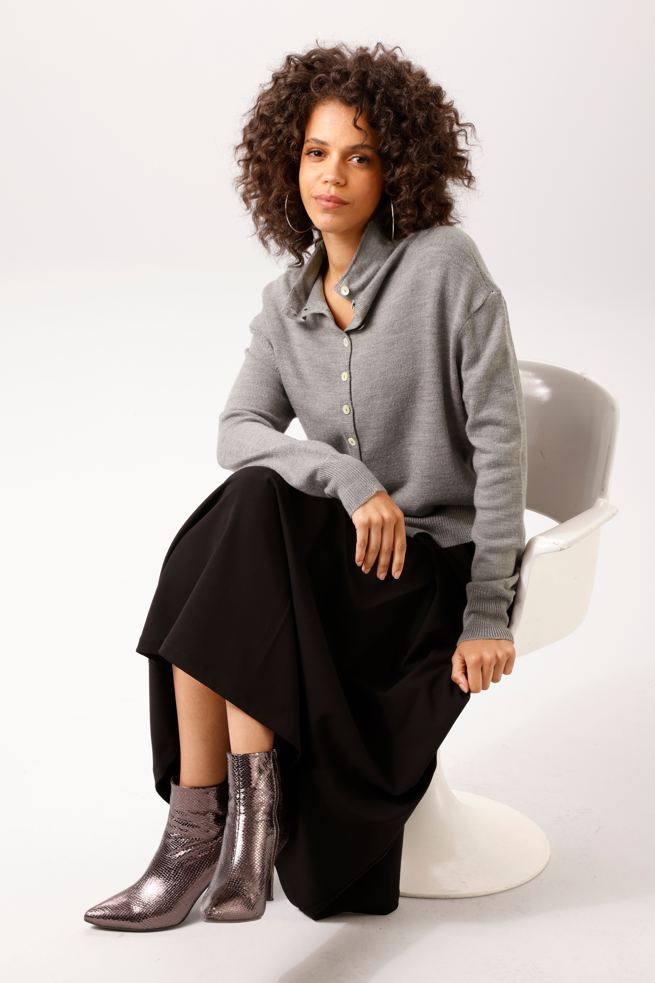 Aniston CASUAL Strickjacke mit Rollkante am Stehkragen - NEUE KOLLEKTION