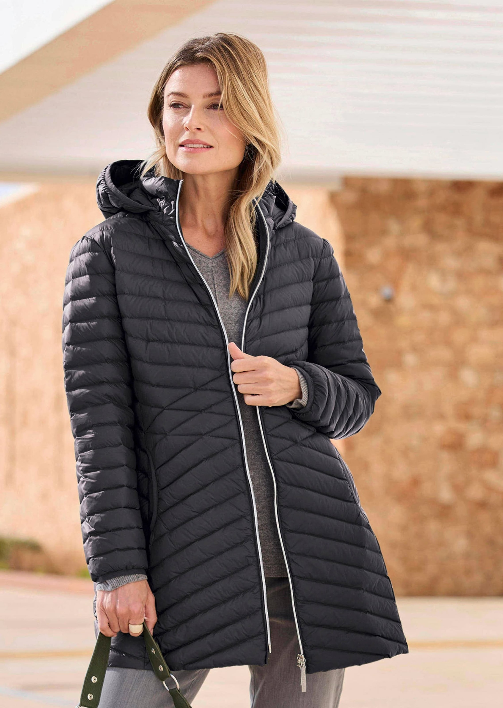 Winterjacke GOLDNER "Kurzgröße Gefütterter langer Mantel mit Kapuze", Damen, Gr. 25, schwarz, Obermaterial: 100% Polyamid PA., Modisch, gerade, Jacken Winterjacke, mit femininer Steppung 3