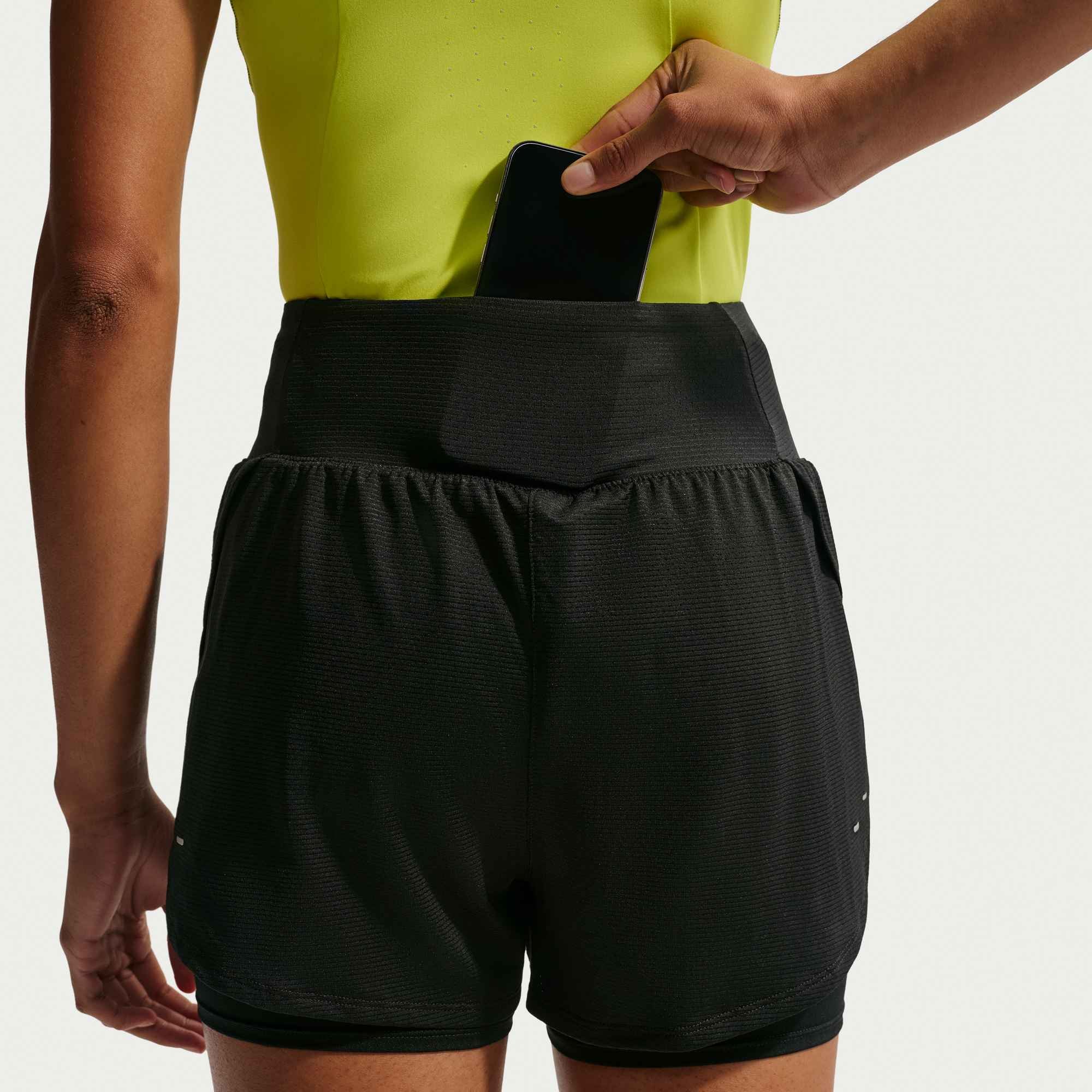 Nike Laufshorts »W NK TEMPO FLW MSH DF 2N1 SHRT«  aus elastischem Mesh-Material, mit Dri-FIT Technologie