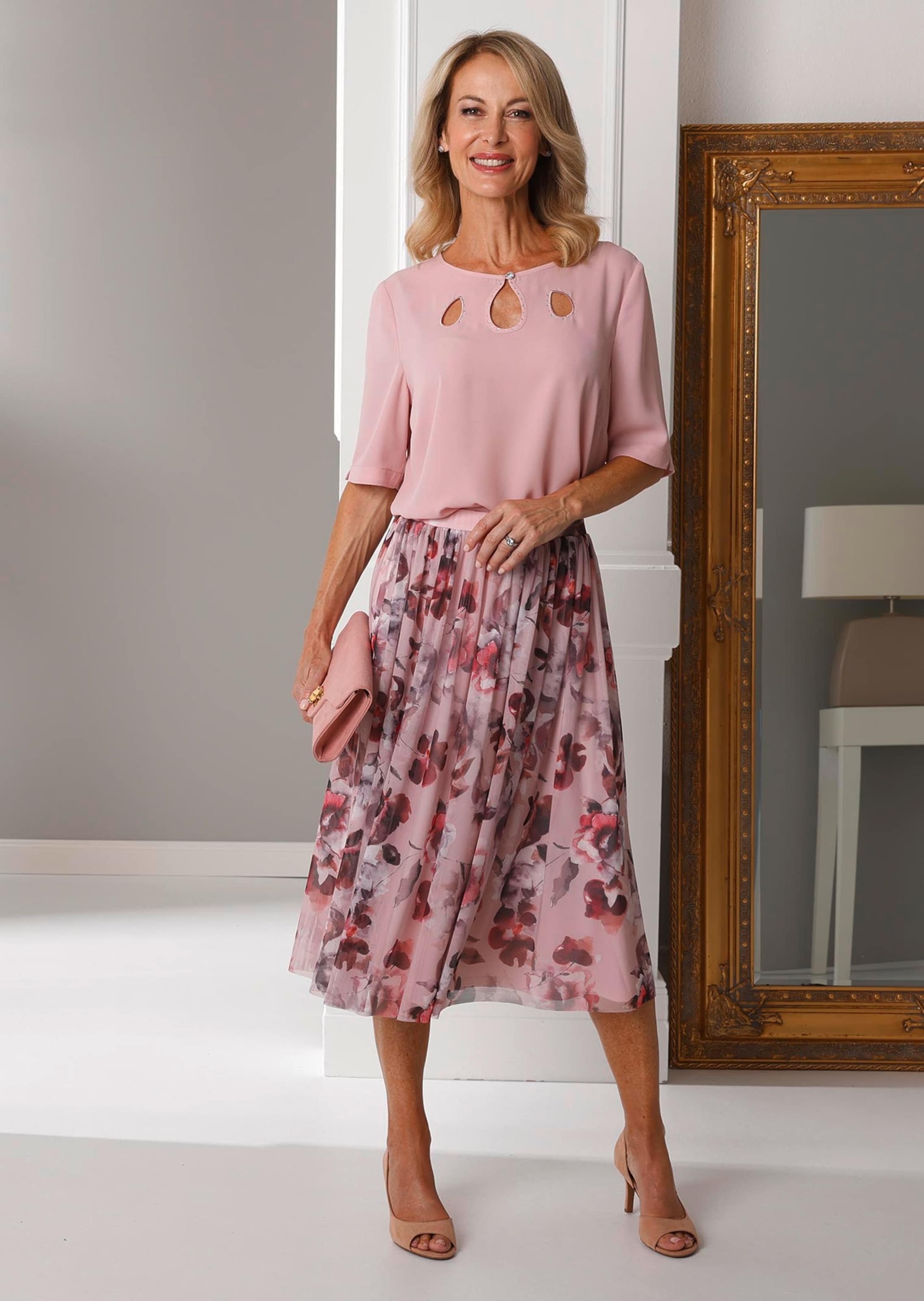 GOLDNER Kurzarmbluse »Kurzgröße Feminine Bluse mit aufregender Ausschnittlösung«