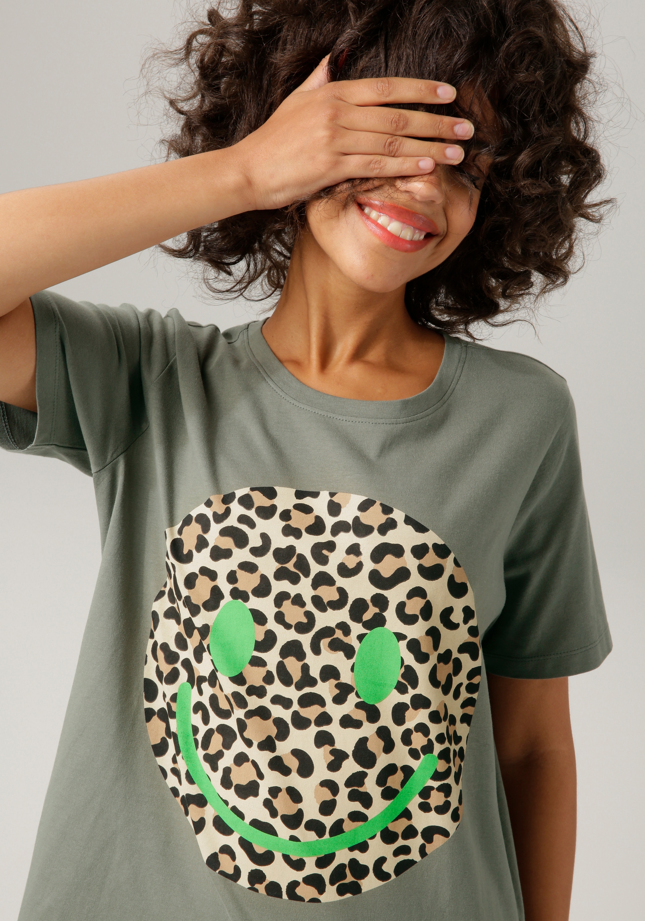 Aniston CASUAL T-Shirt, mit Smiley-Frontprint im Animal-Look für bestellen  | BAUR