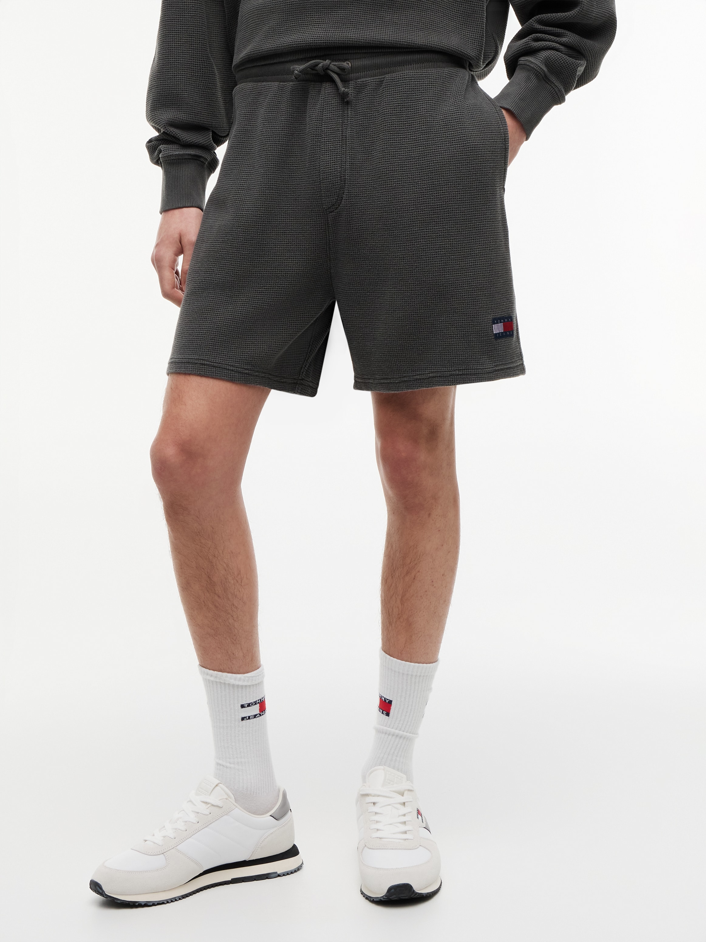 Tommy Jeans Sweatshorts »TJM WASHED WAFFLE BEACH SHORT«  aus Waffelstrick und elastischem Bund