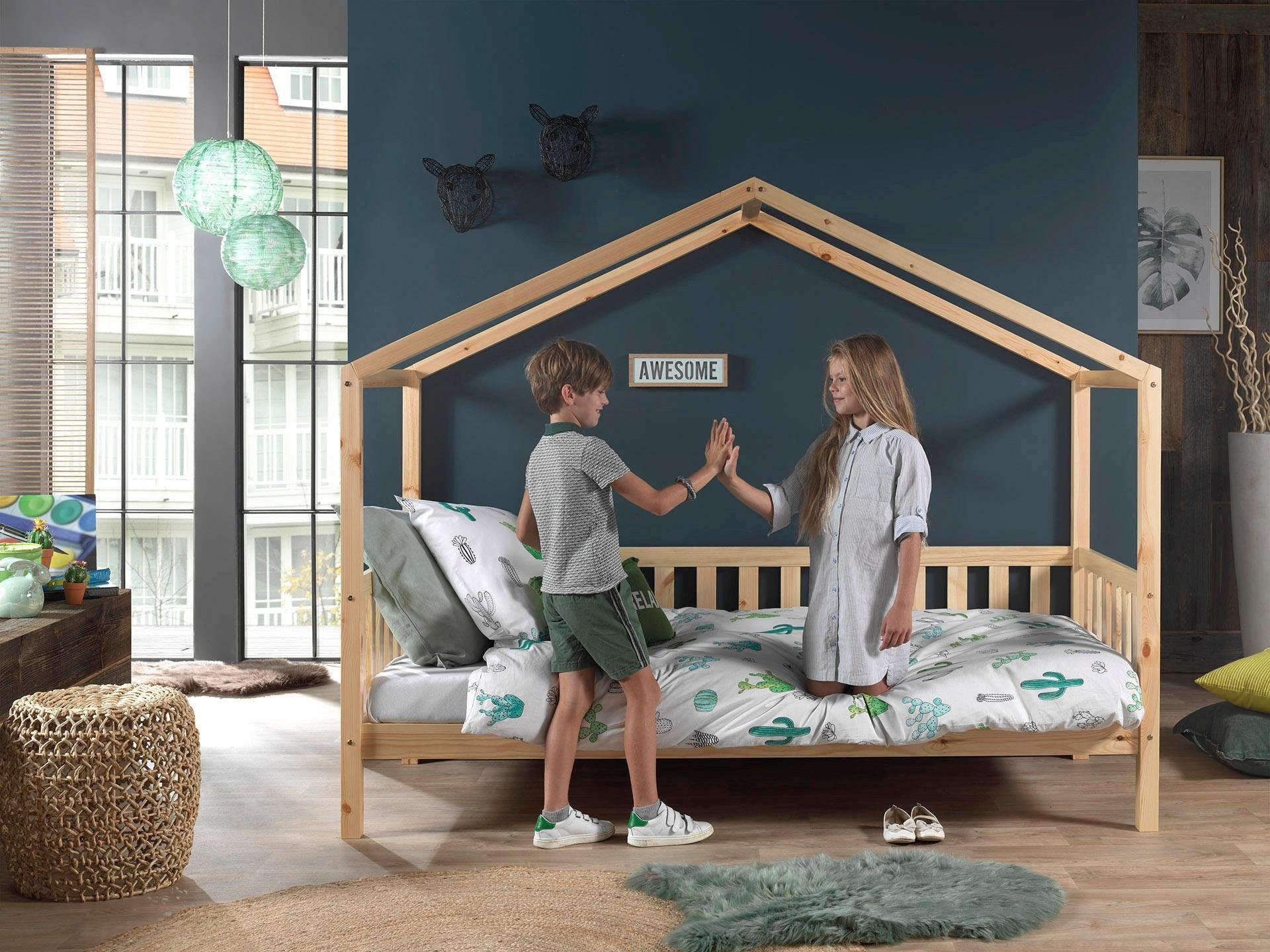 Vipack Hausbett »Dallas, mit Dachaufbau, Kiefer massiv, stabil gebaut«, (B/H/T ca. 210x170x97cm, mit Sprossenumrandung), wahlweise mit oder ohne Bettschublade und Textilhimmel