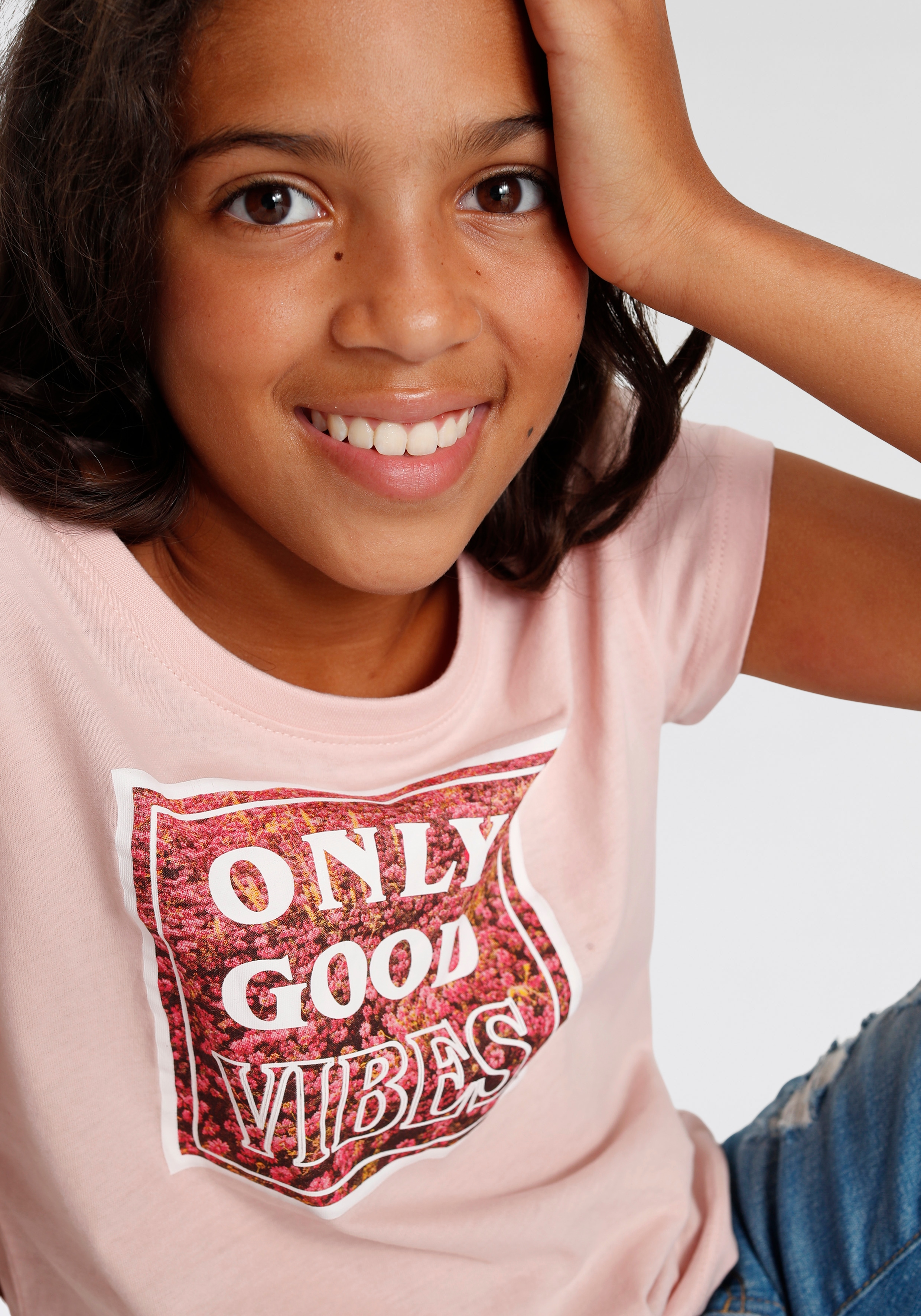 Thumbnail - KIDSWORLD T-Shirt "ONLY GOOD VIBES - Druck" Kurzarm, gerade Passform, mit peppigen Statements und Sprüchen