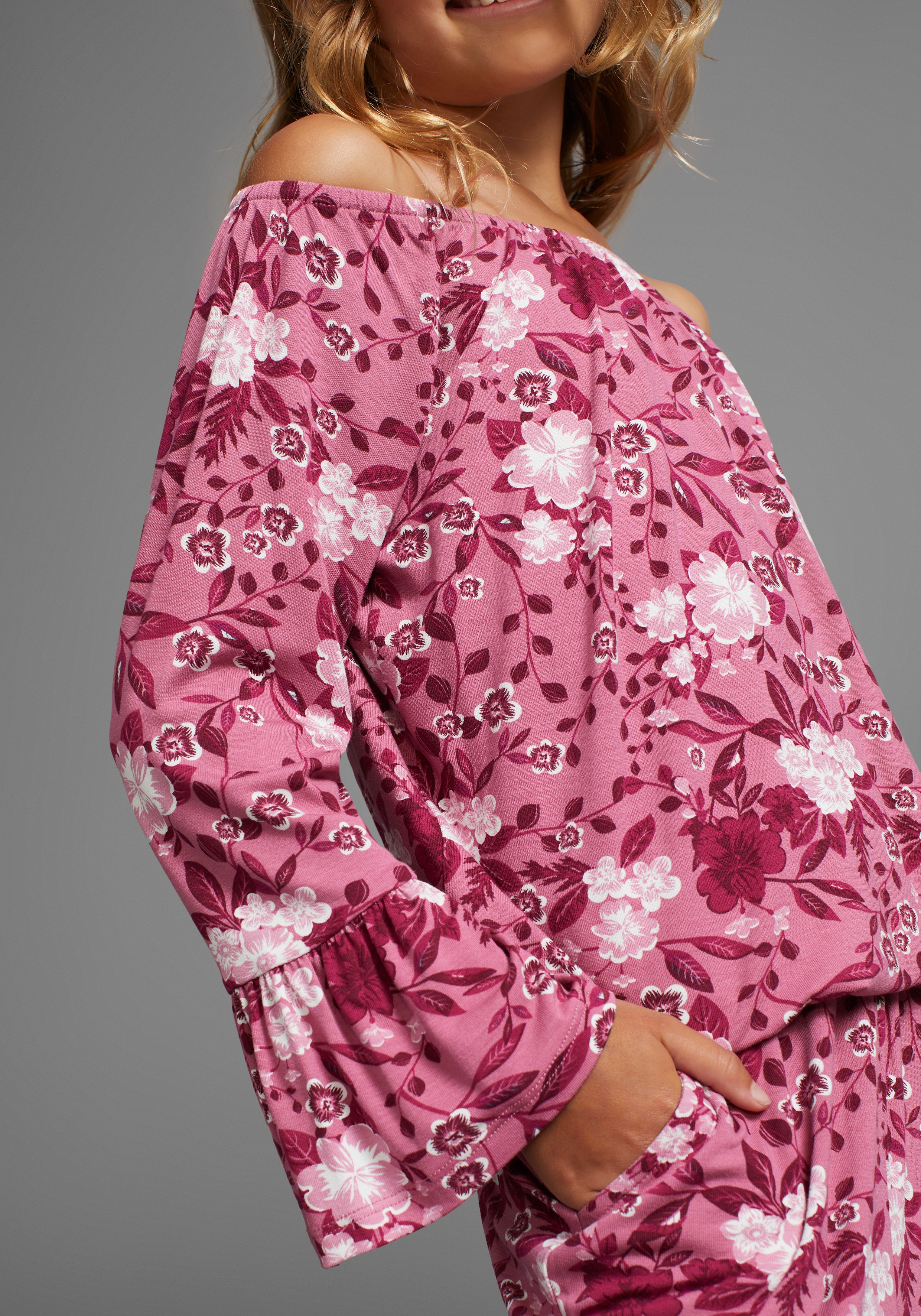 Thumbnail - KIDSWORLD Carmenshirt "Viskose-Shirt" weite Passform, mit Blumenmuster und Aufdruck, Carmenausschnitt