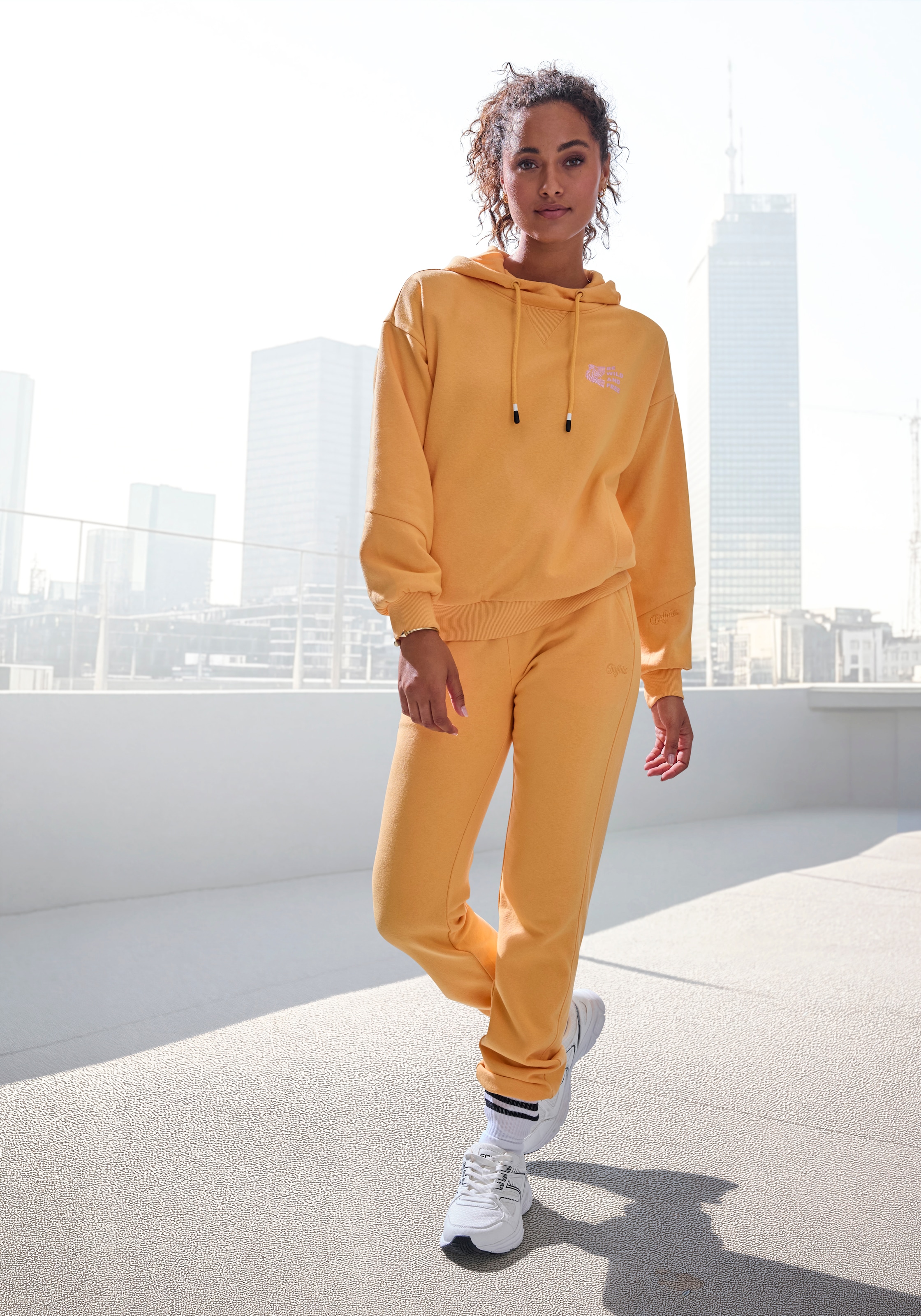Buffalo Kapuzenpullover, mit Kontraststickerei und seitliche Taschen günstig online kaufen